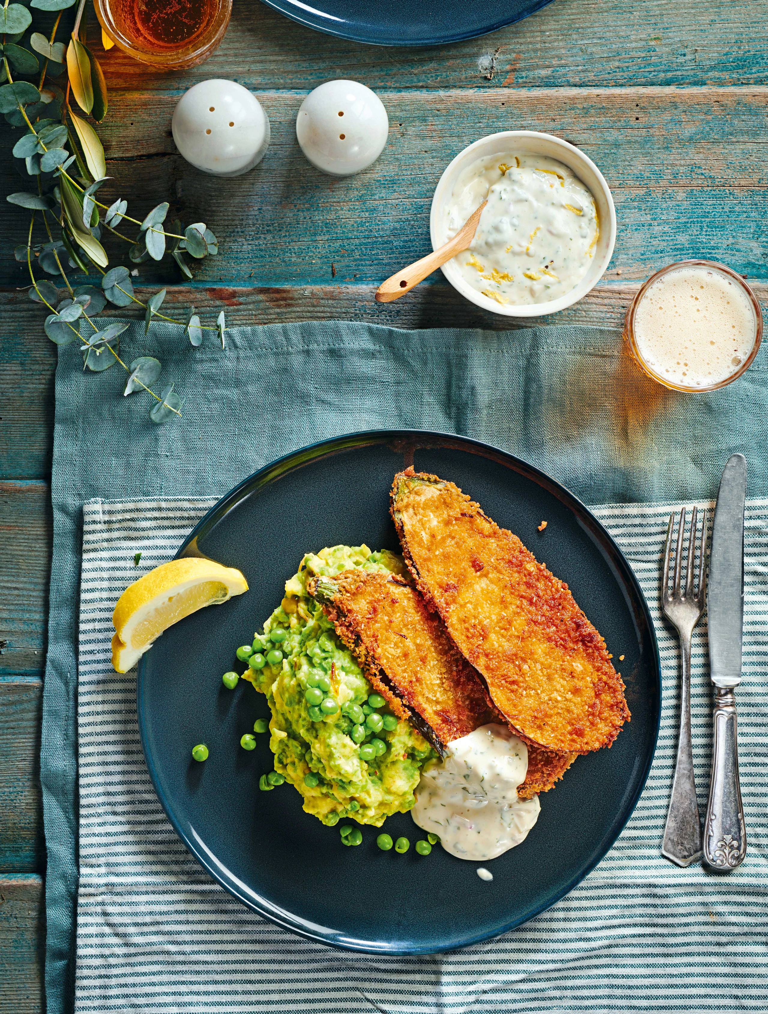 Knusprige Melanzanischnitzel auf Erbsenstampf