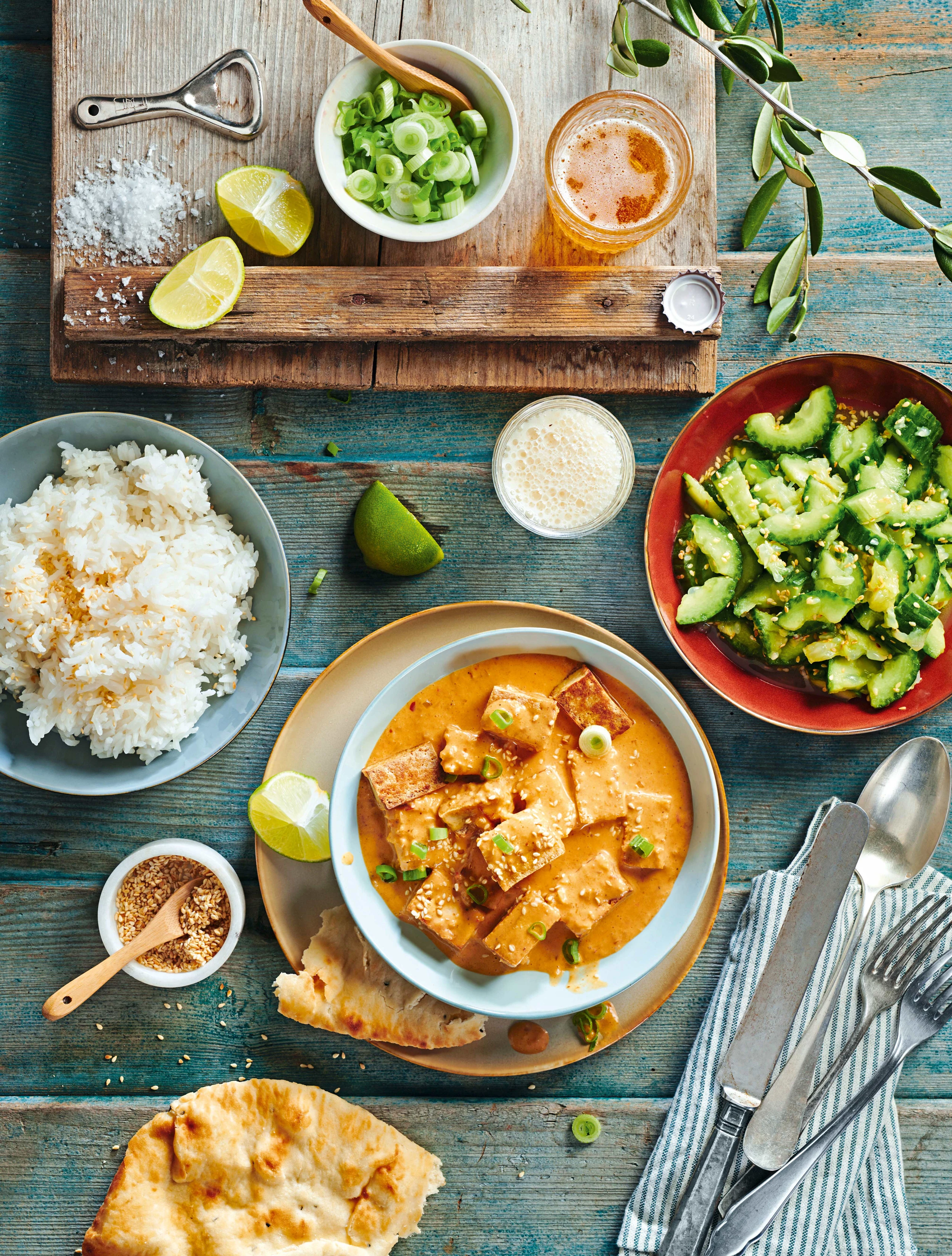 Cremiger Kokos-Tofu mit Sesam-Gurkensalat