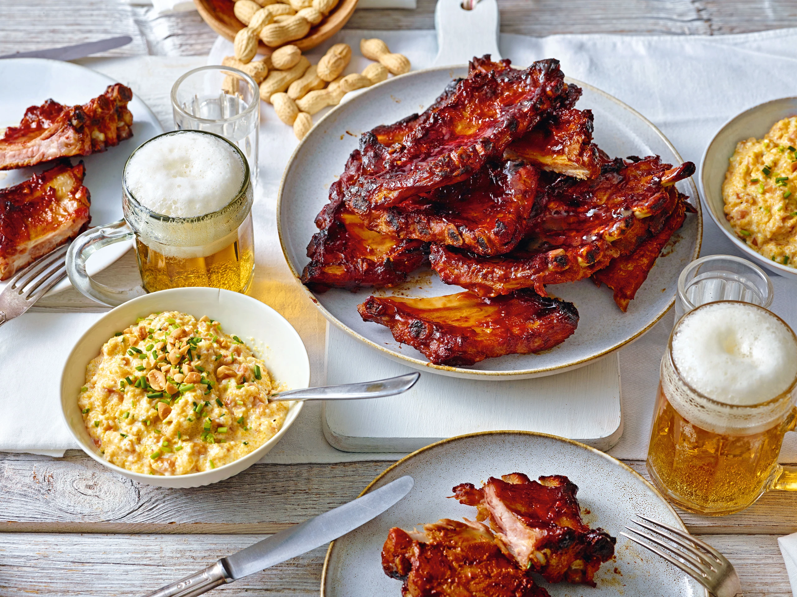 Erdnuss-Kokospolenta mit glacierten Ripperln