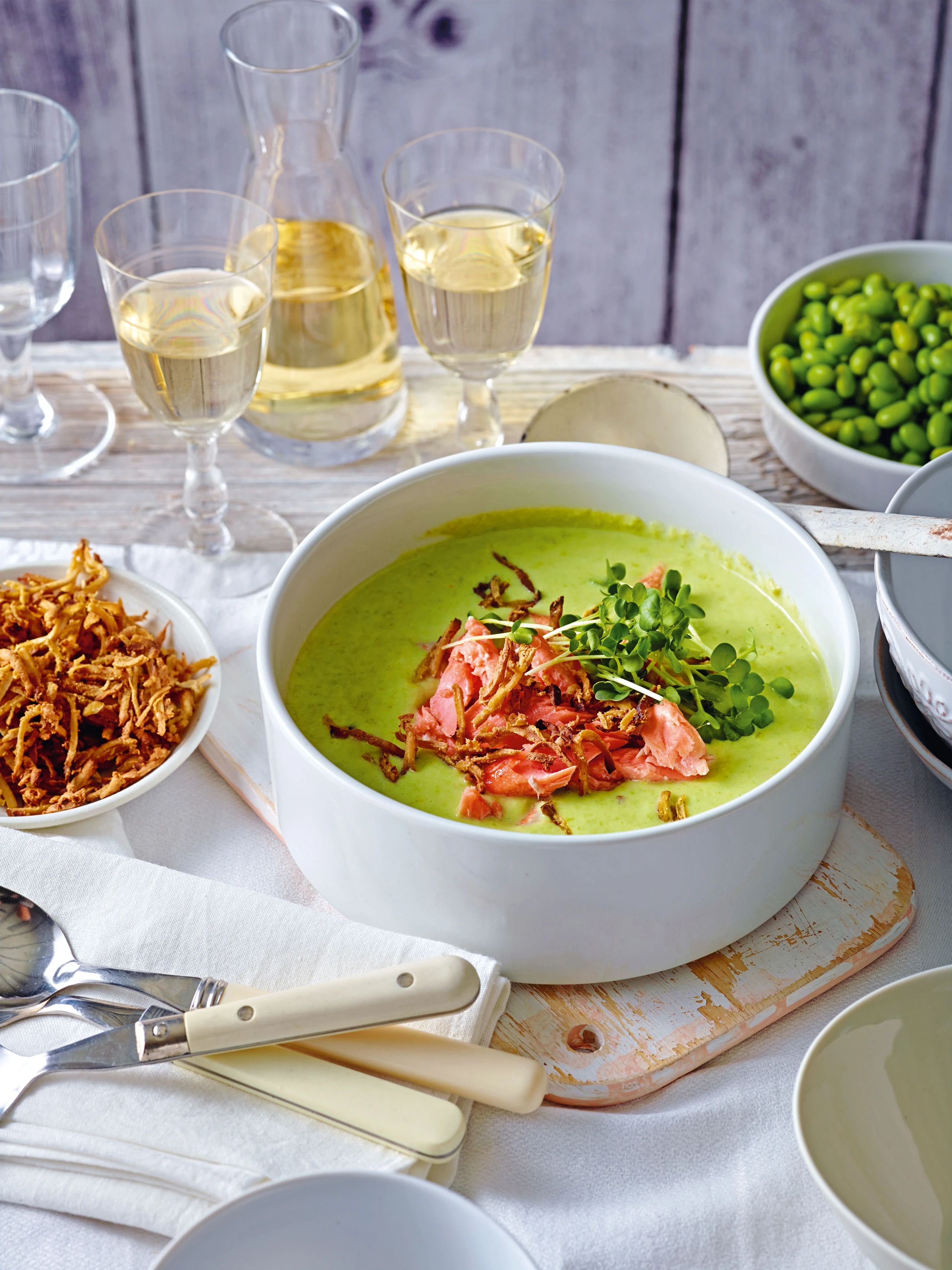 Sojabohnen-Suppe mit Pulled Lachsforelle und Knuspertofu