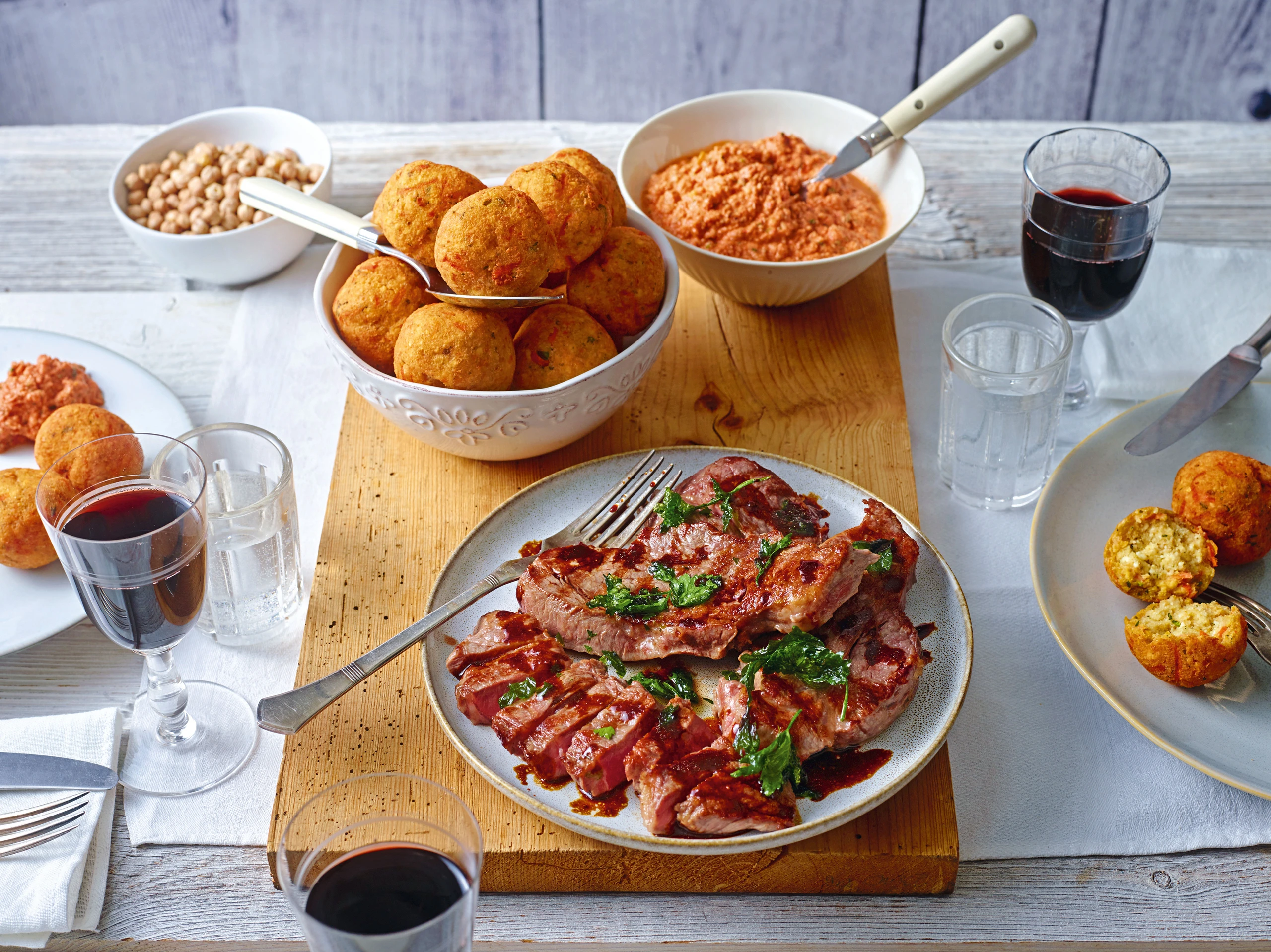 Kichererbsen-Bällchen mit Paprikasauce und Parmesan-Erdäpfeln