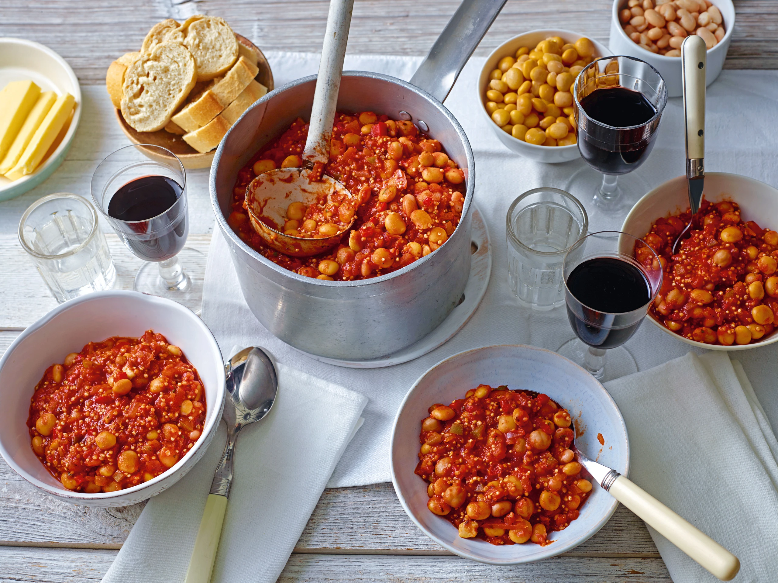 Lupinenchili mit weißen Bohnen und Quinoa