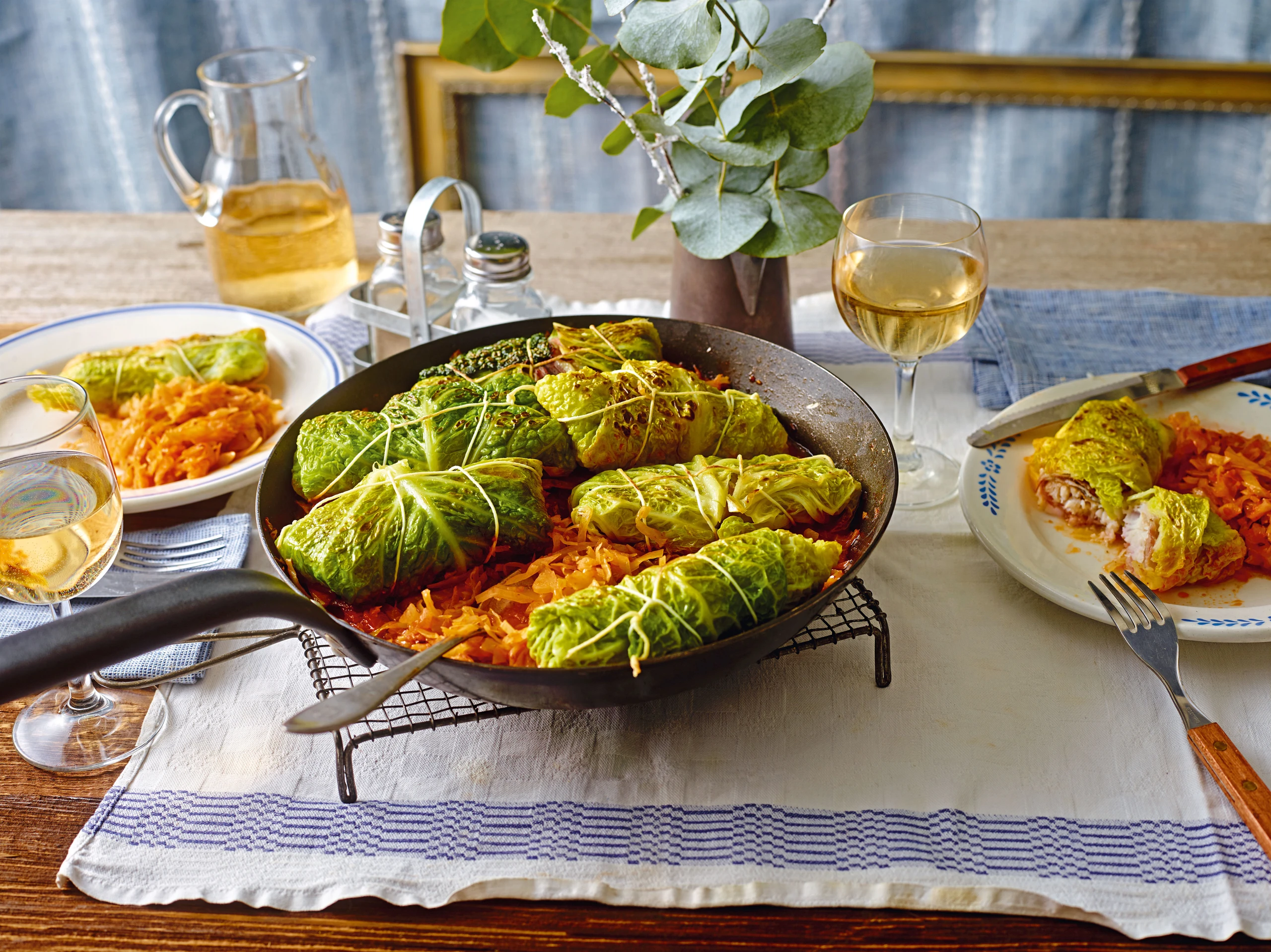 Kohlröllchen mit Zander und Speck auf Paradeis-Chilikraut