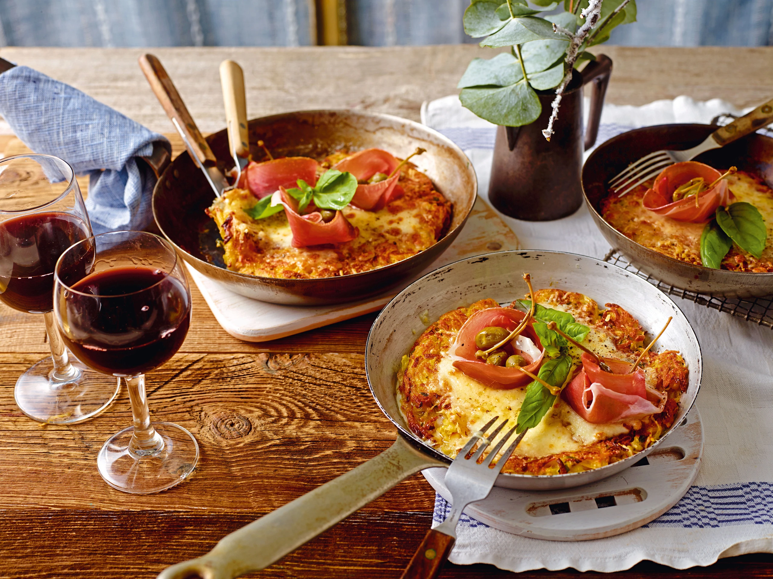 Erdäpfel-Käsepizzen mit Prosciutto und Kapern