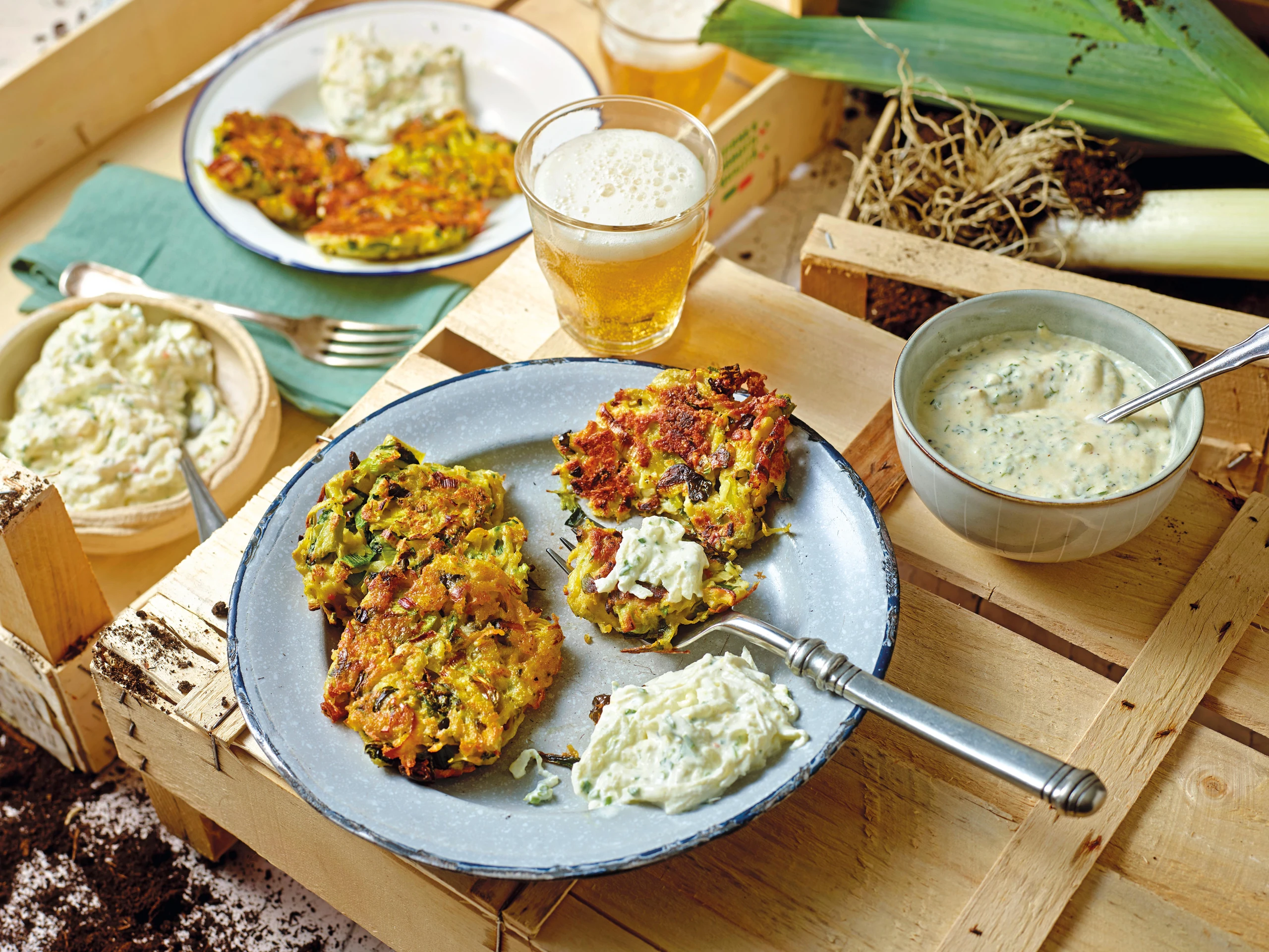 Erdäpfel-Lauchpuffer mit Gorgonzola und Kresse-Apfelmayonnaise