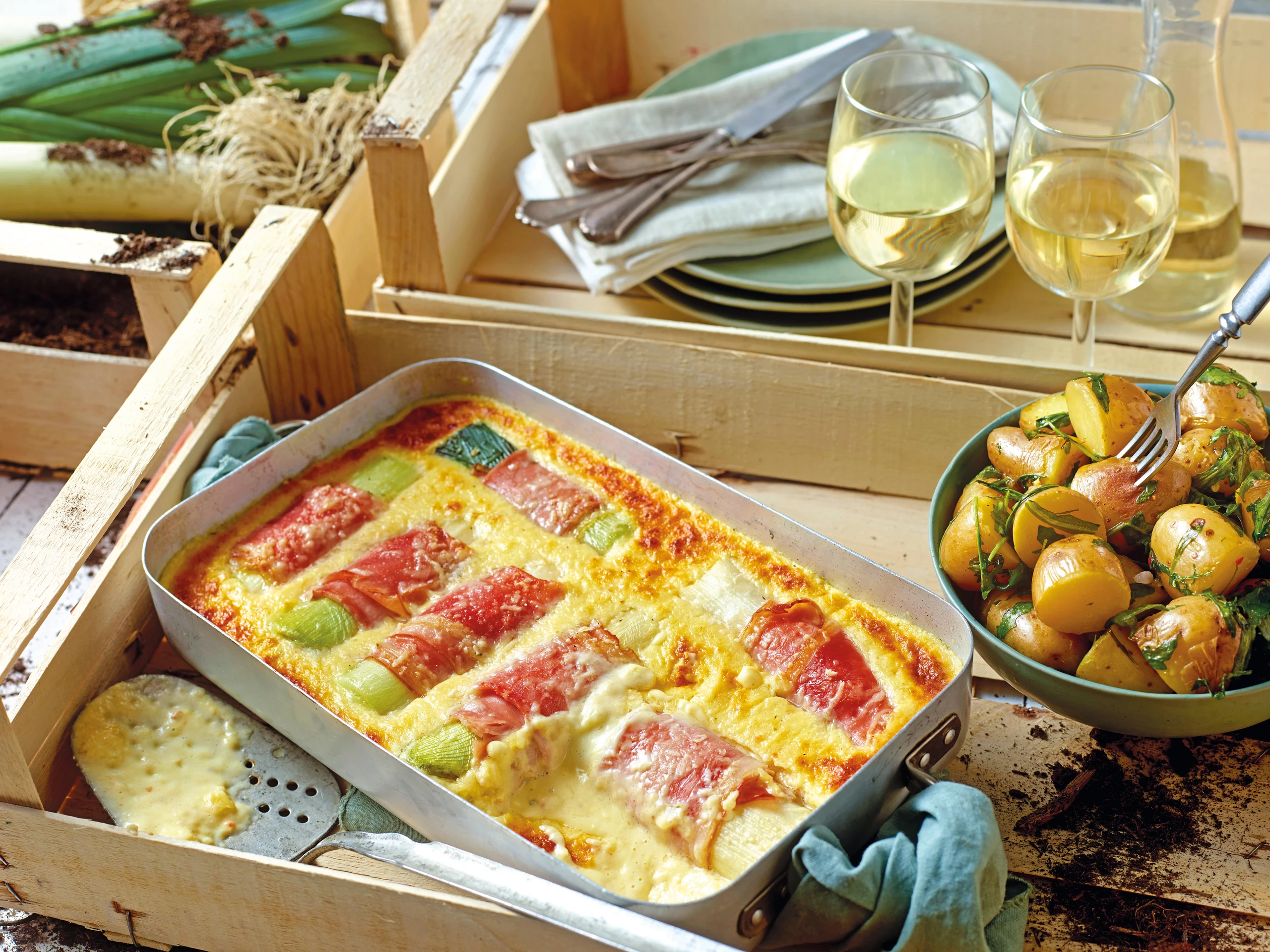 Überbackene Lauch-Schinkenröllchen mit Käsesauce