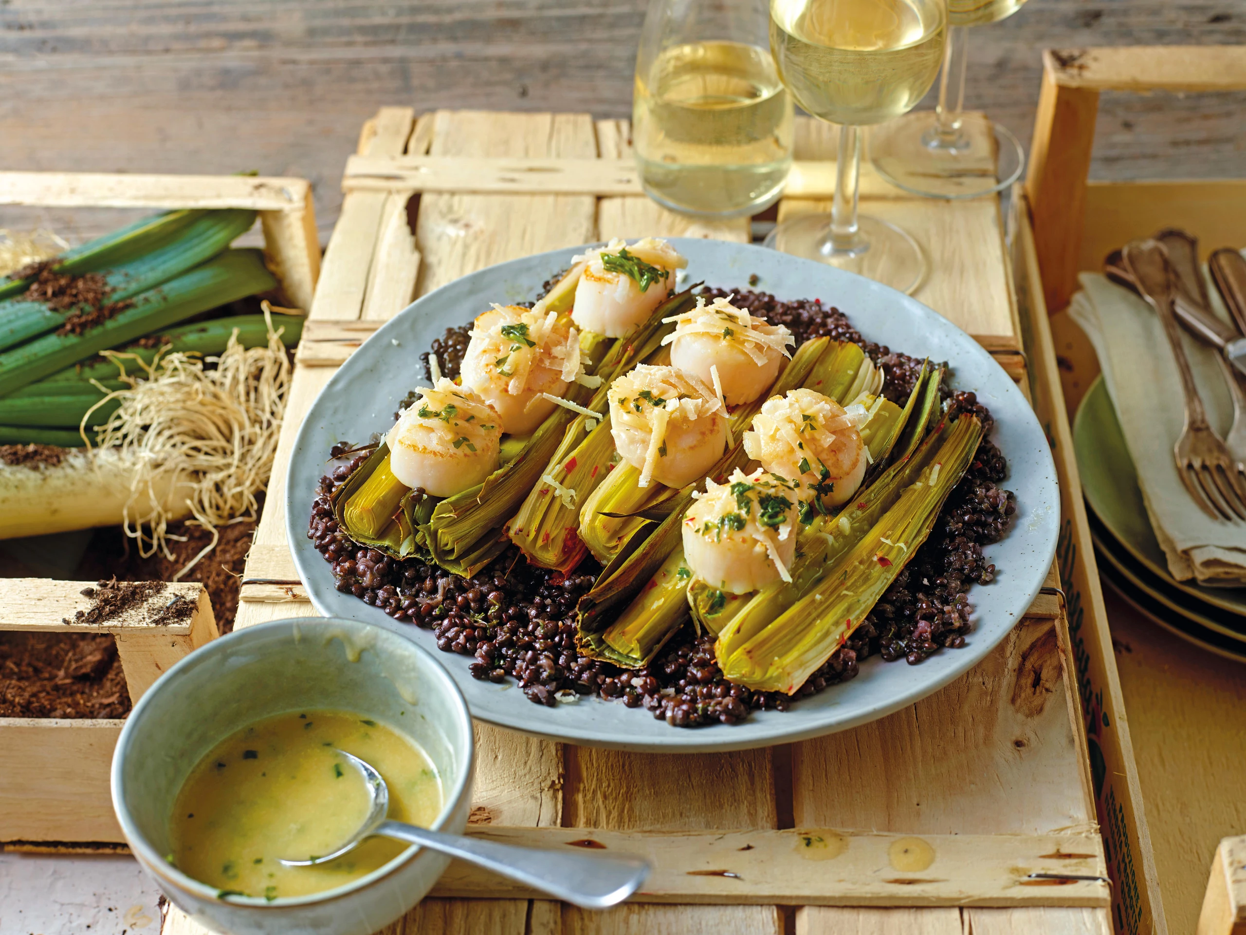 Lauchschiffchen mit Zitronen-Linsensalat und Jakobsmuscheln