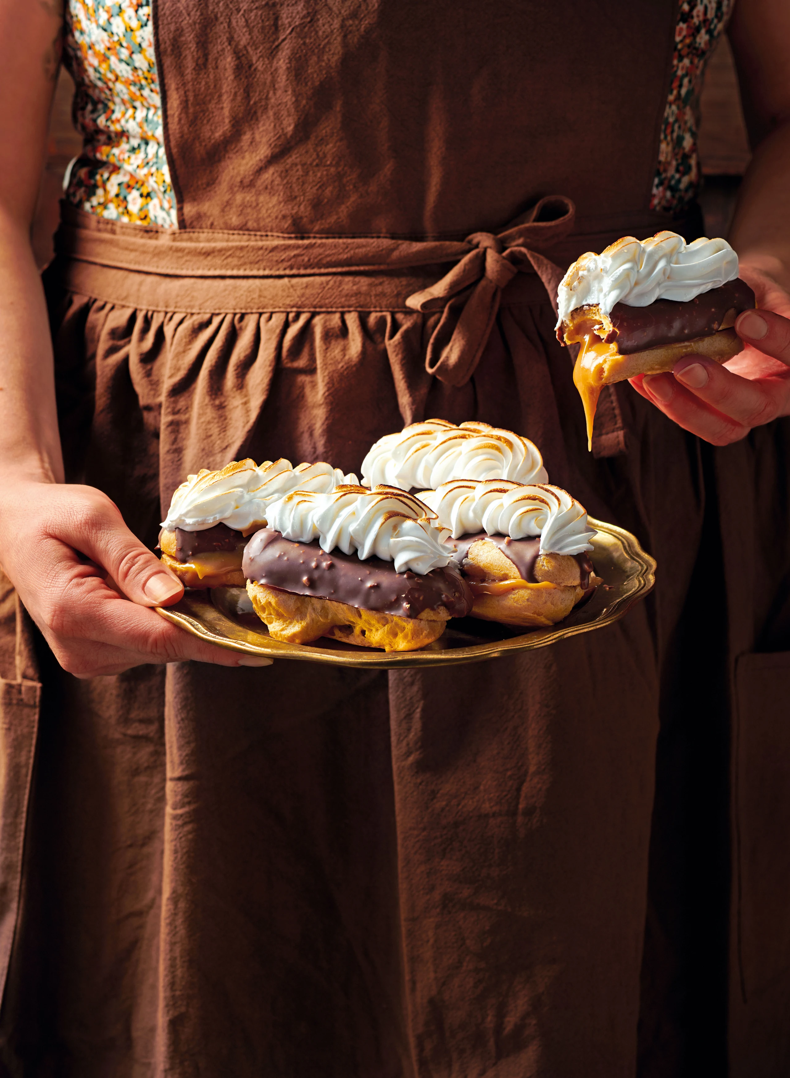 Eclairs mit gebrannter Creme, Mandelglasur und Baiser