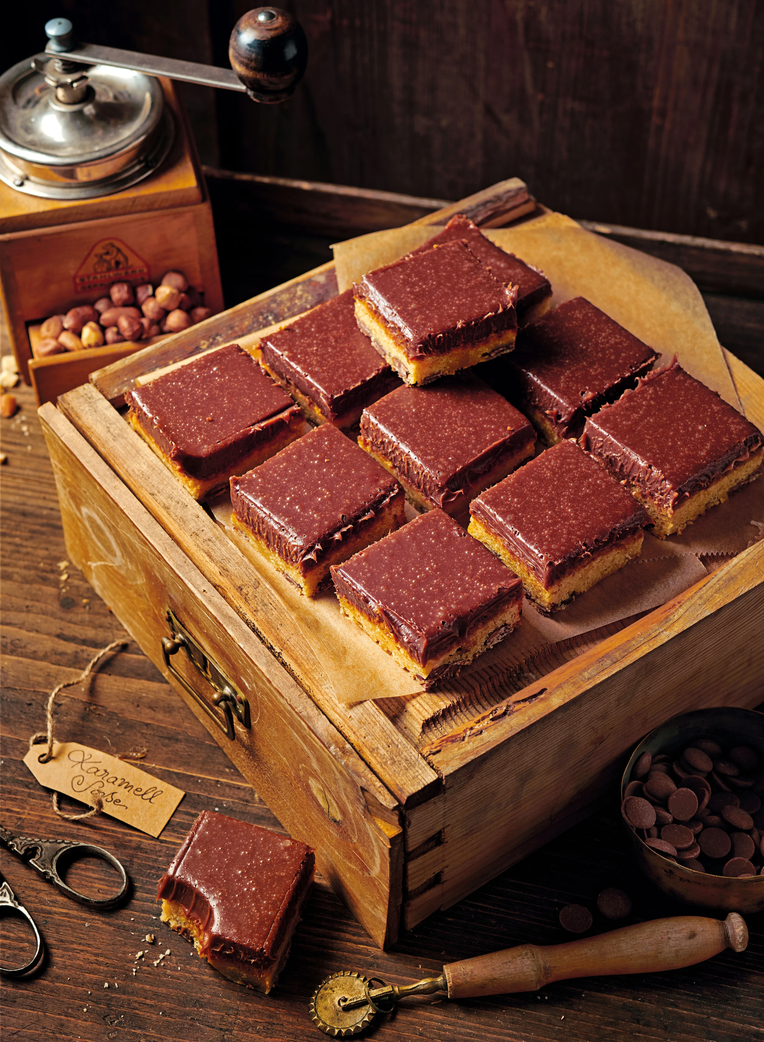 Blondies mit Sesam und Karamell-Ganache