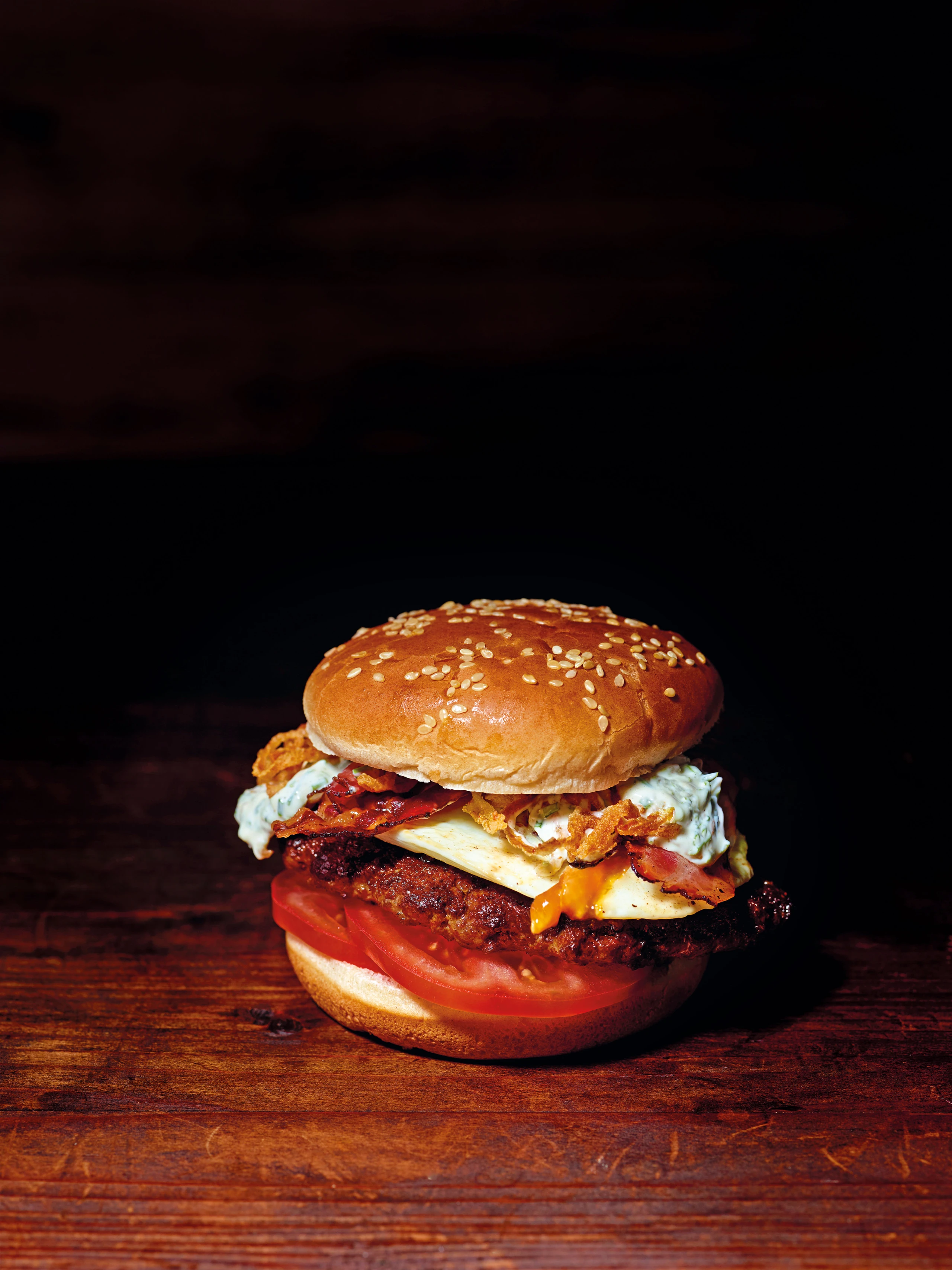 Cheeseburger mit Speck, Spiegelei und Röstzwiebel-Mayonnaise