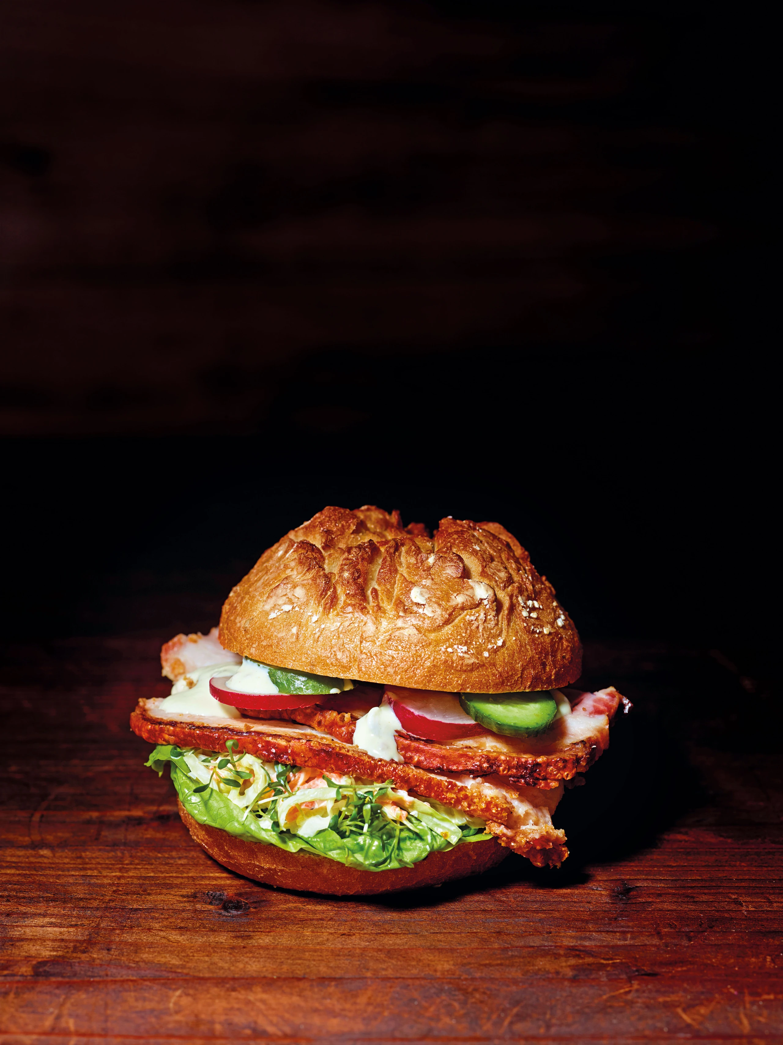 Wachauer-Burger mit Kümmelbraten, Senfsauce und Coleslaw