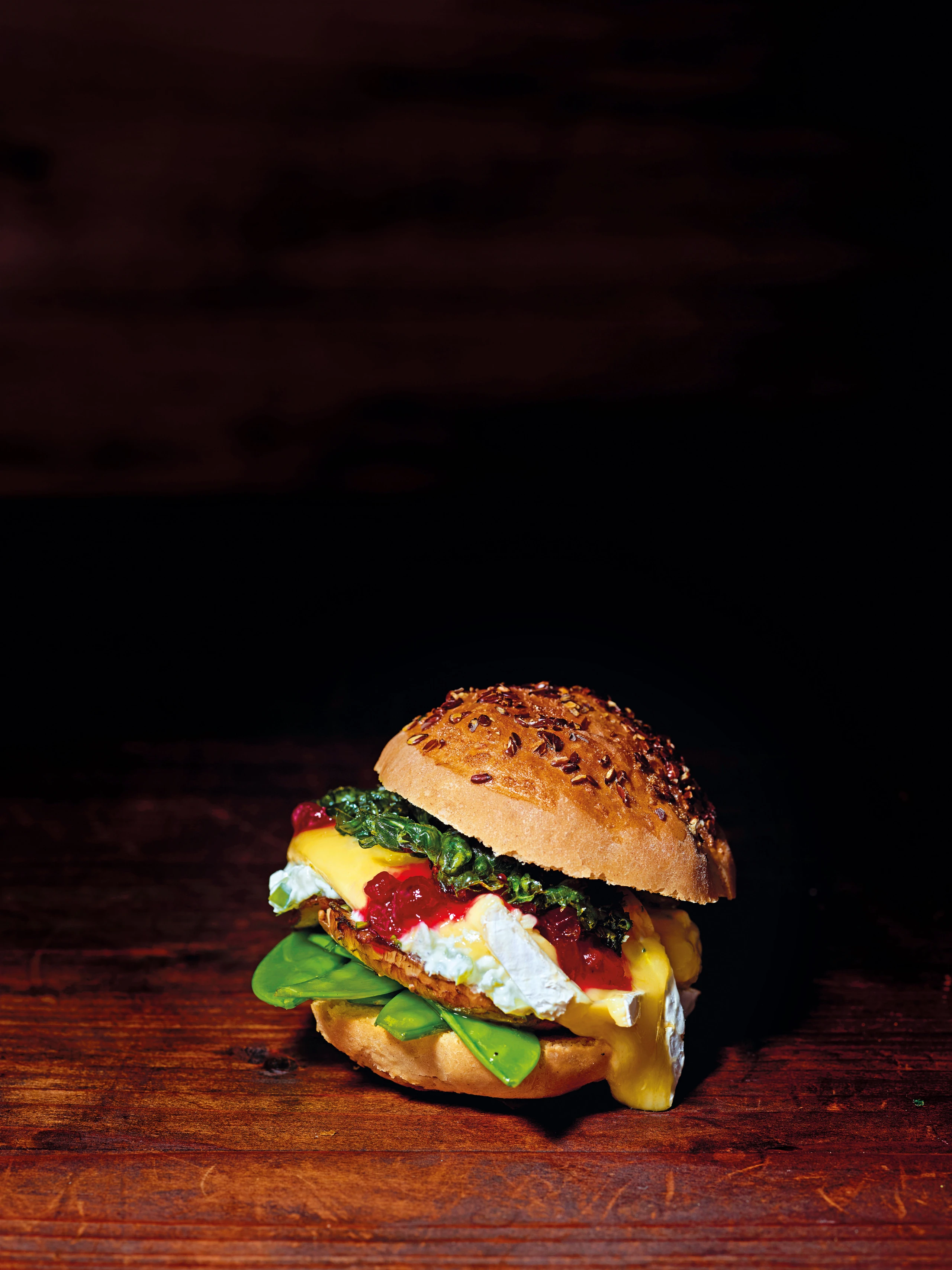 Veggieburger mit Portobello, Brie und Preiselbeeren