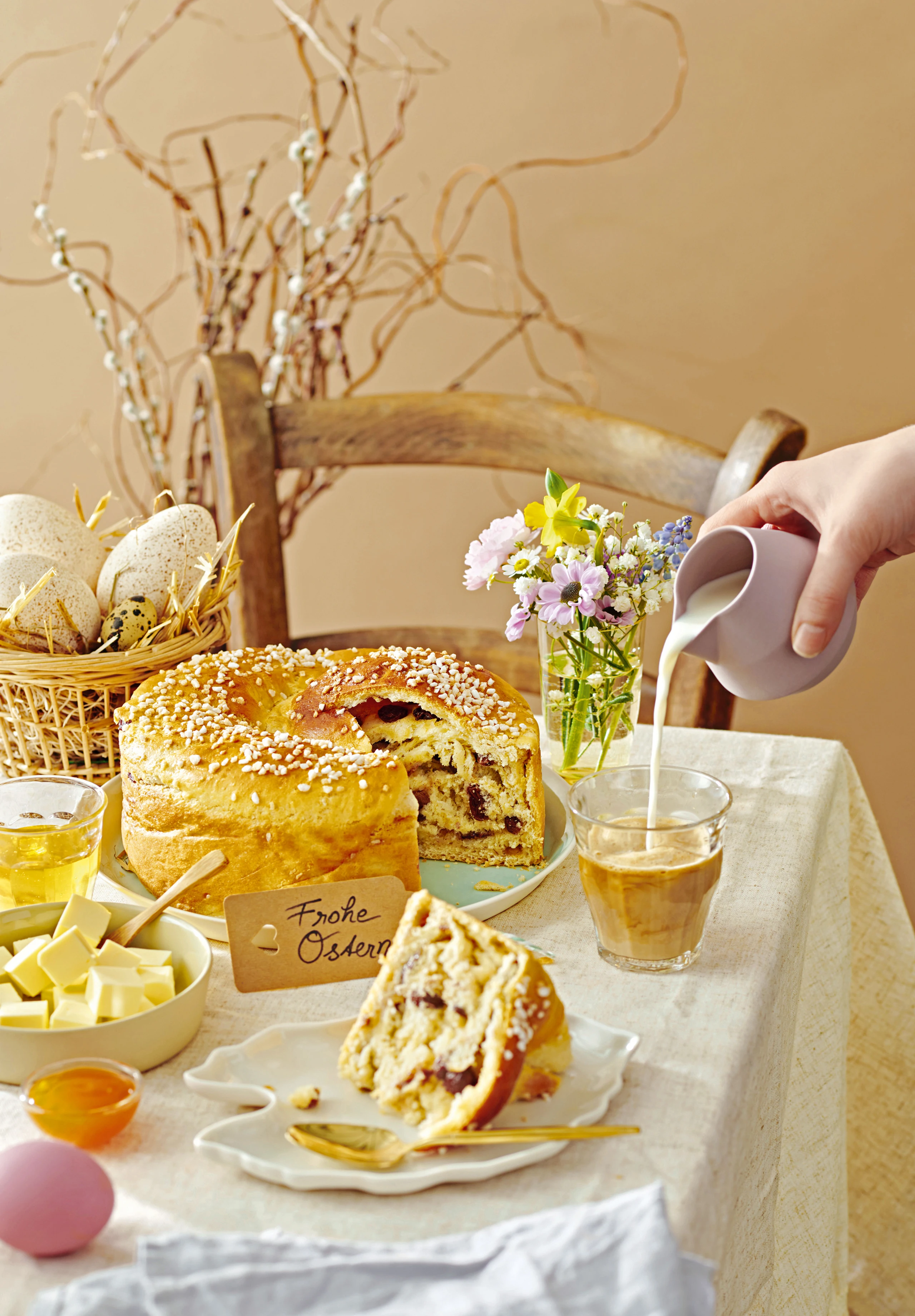 Süße Osterschnecke mit Nüssen