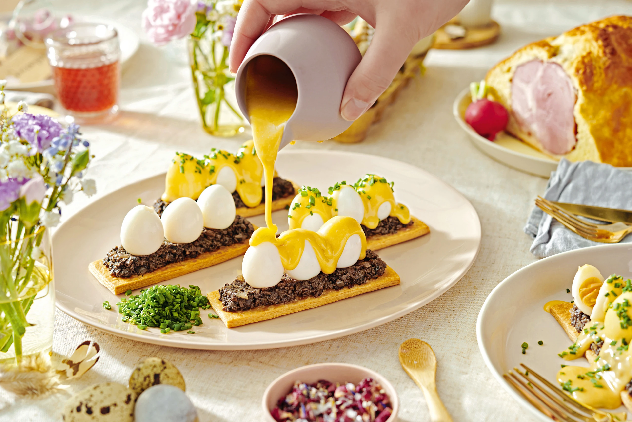 Blätterteigschnitte mit Champignons, Wachteleiern und Hollandaise