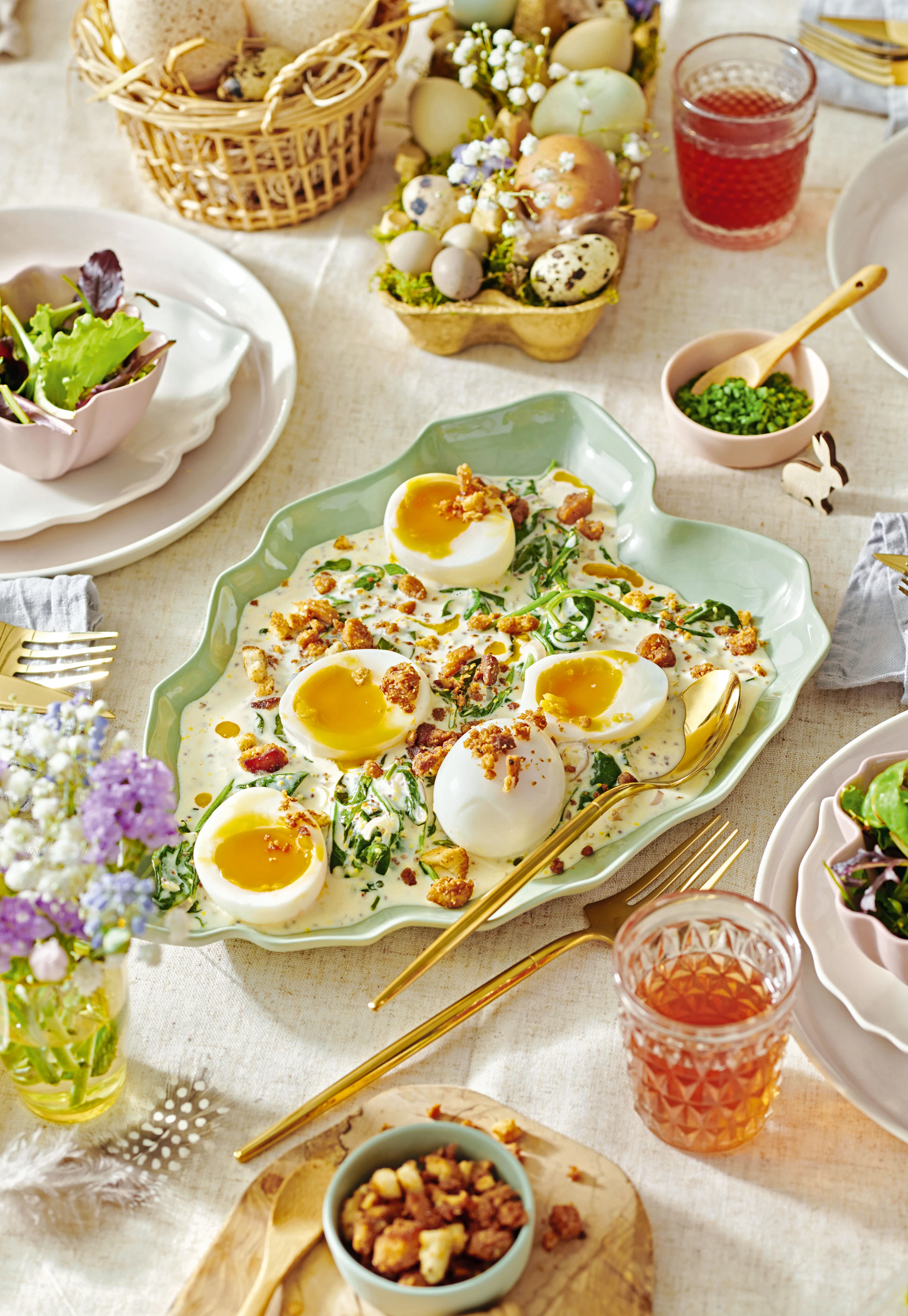 Weiche Eier in Senfsauce mit Spinat