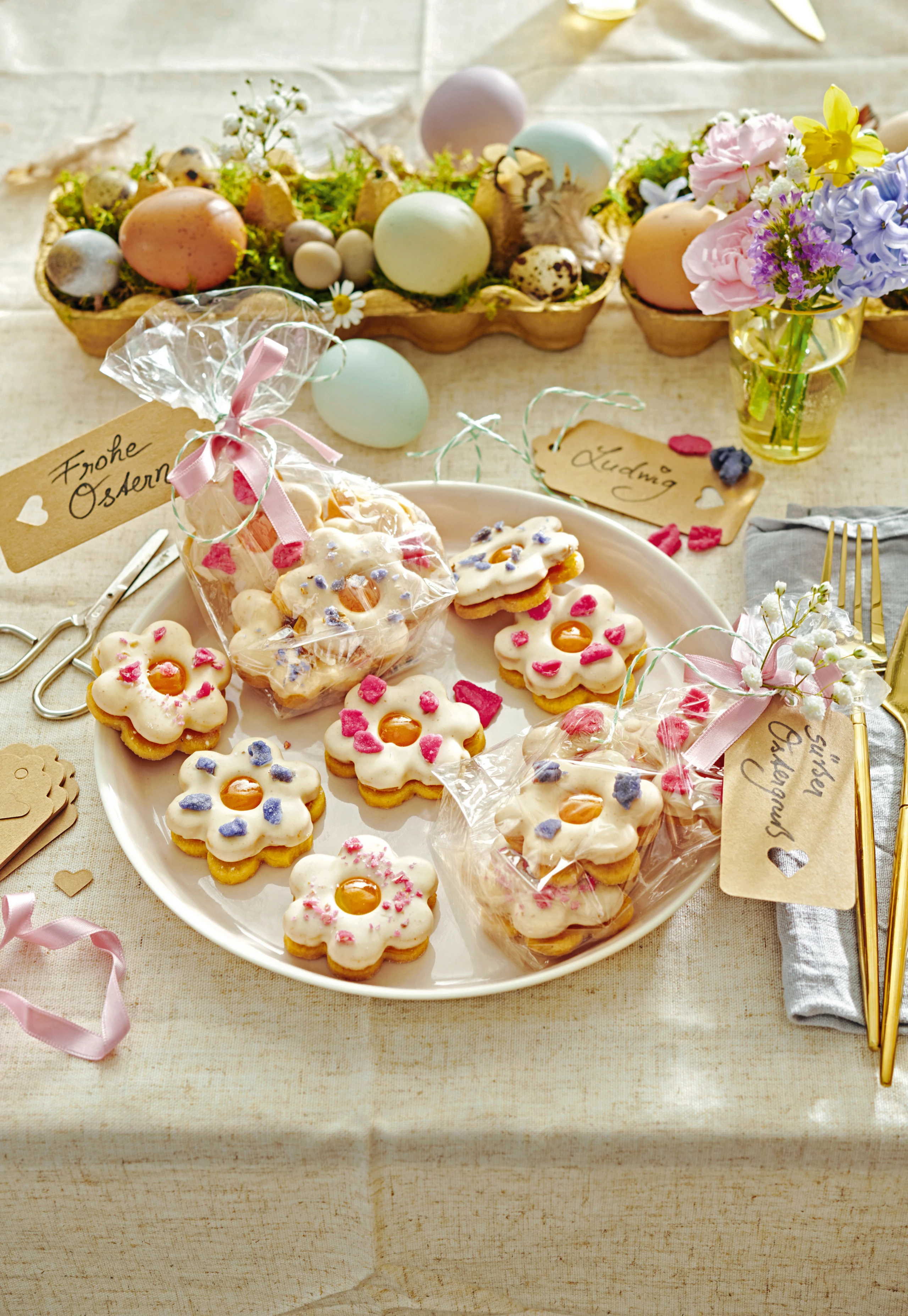 Blumige Kekse mit weißer Schokolade