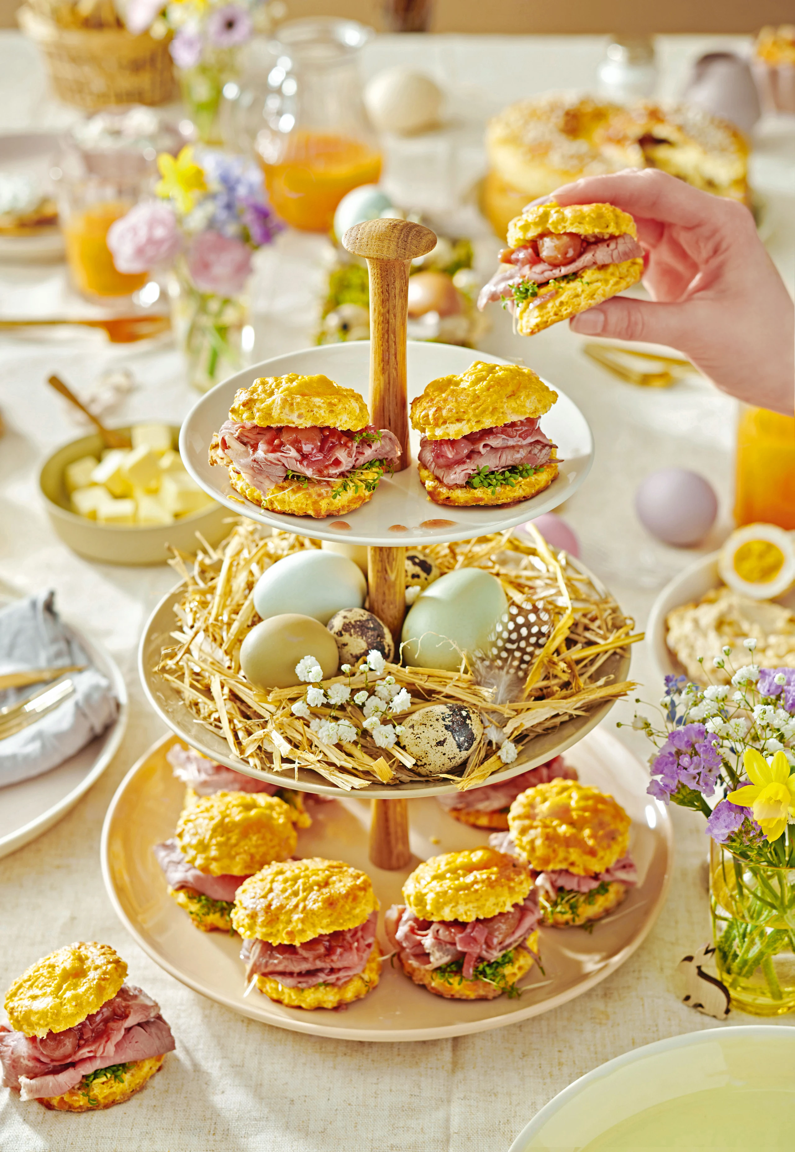 Cheddar-Scones mit Roastbeef und Chutney