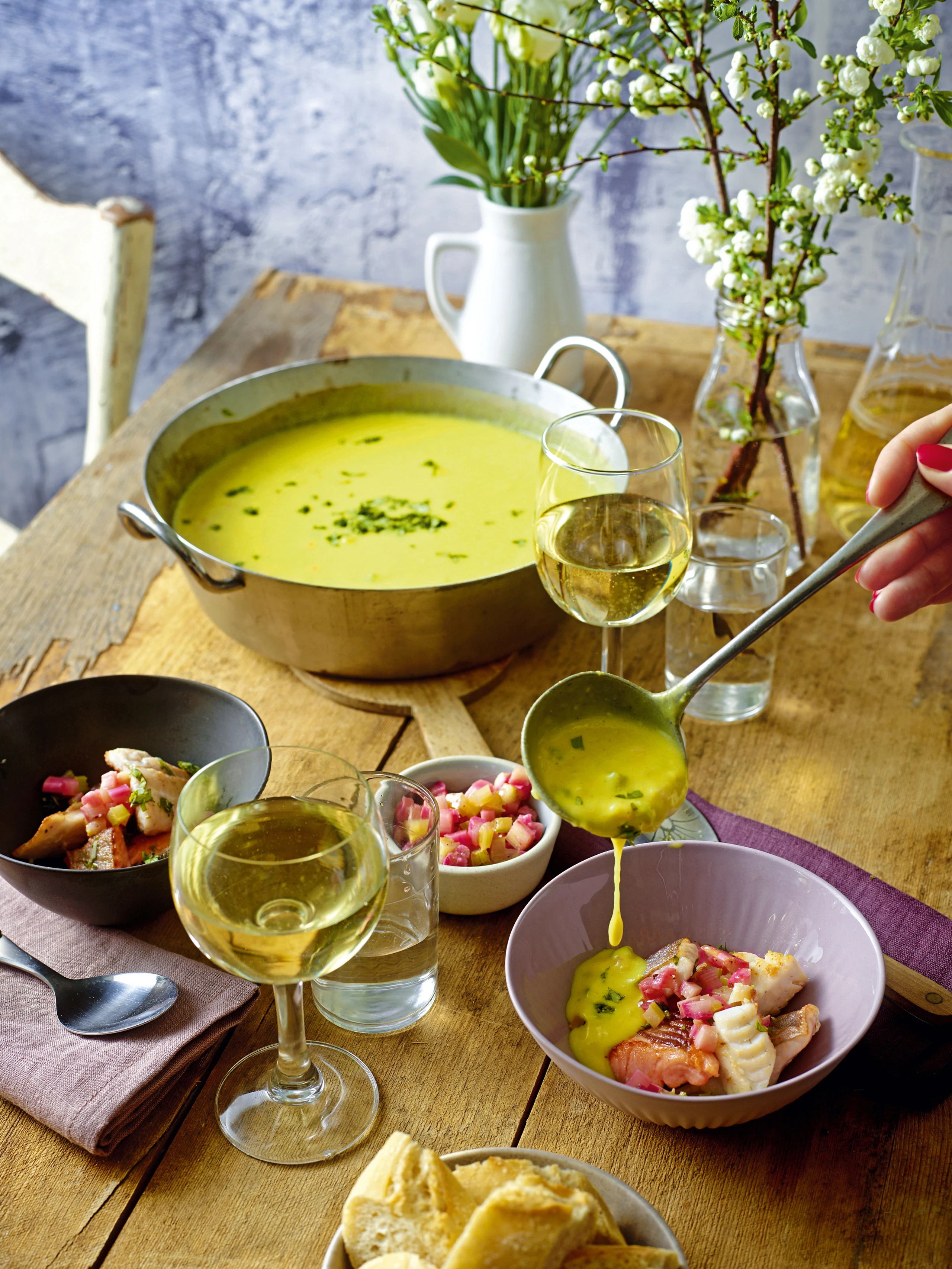 Rhabarber-Curry-Fischsuppe mit Kokos und Koriander