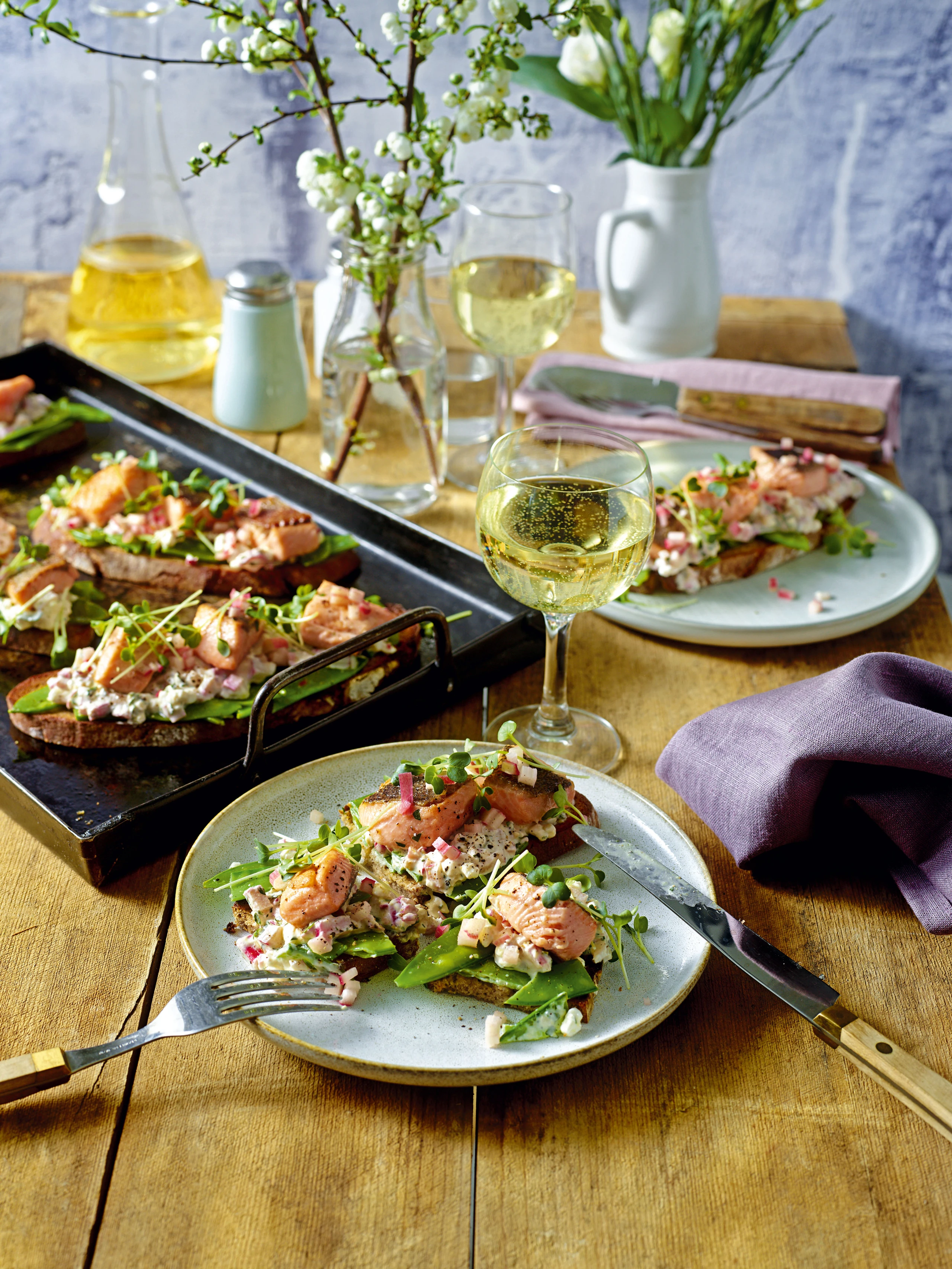 Schwarzbrot mit Rhabarber-Frischkäsecreme und Lachsforelle