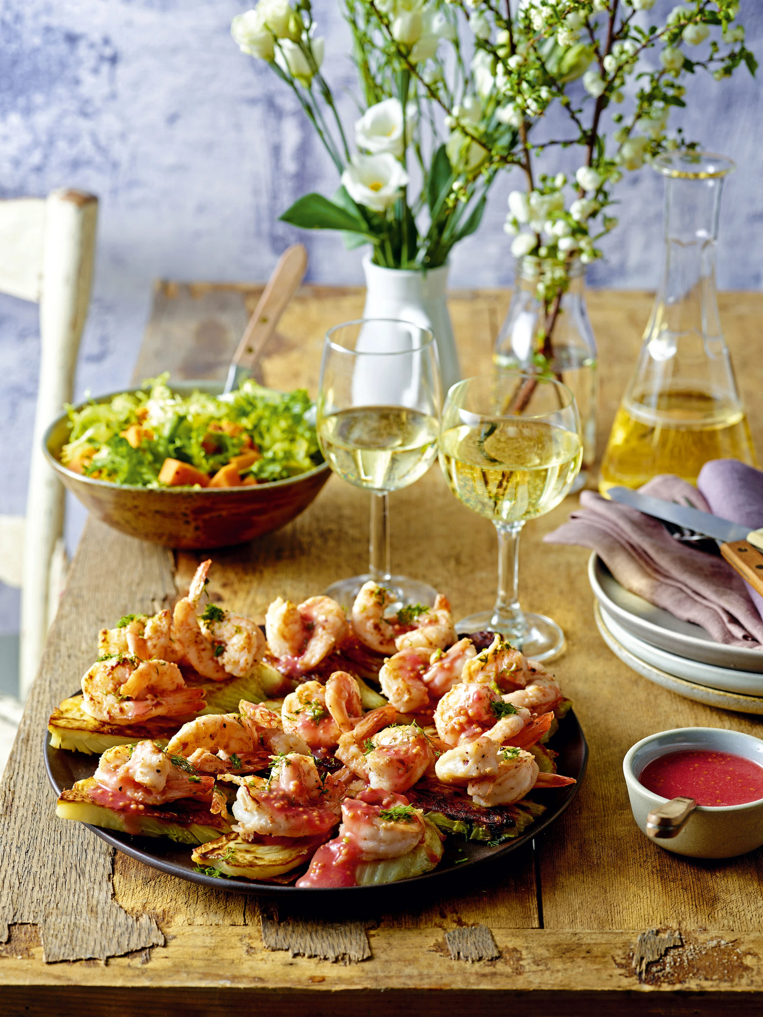Blaue Garnelen mit Rhabarberfond, Fenchel und Süßkartoffelsalat