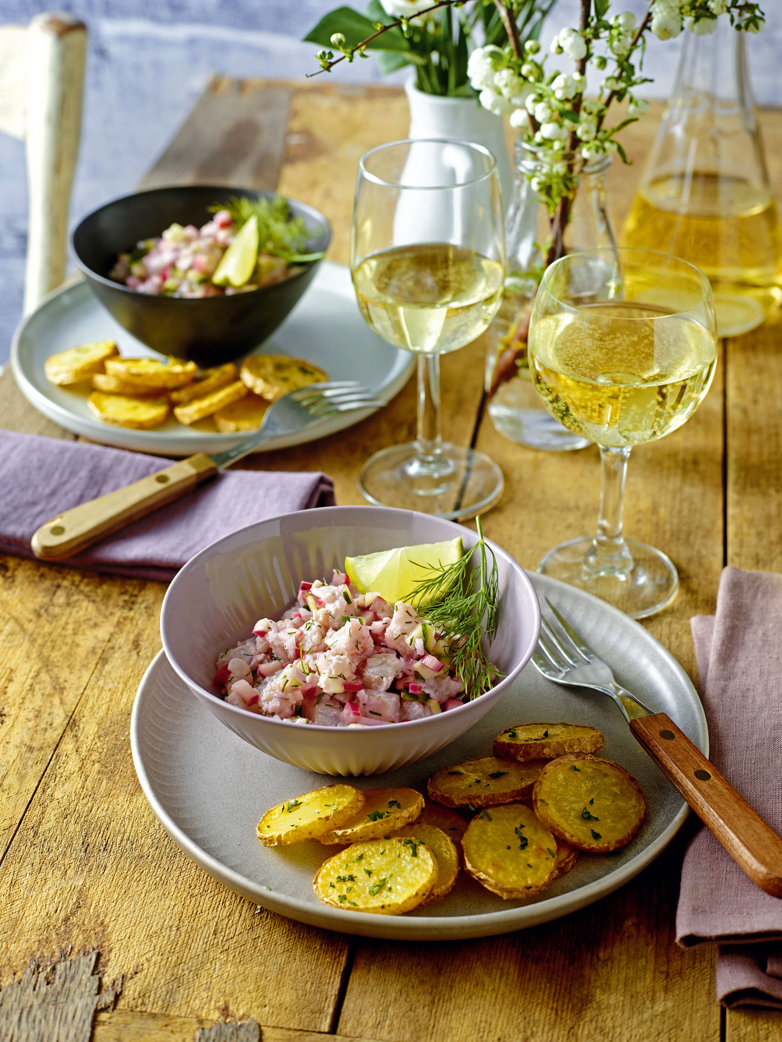 Ceviche vom Saibling mit Rhabarber und gebratenen Erdäpfelscheiben
