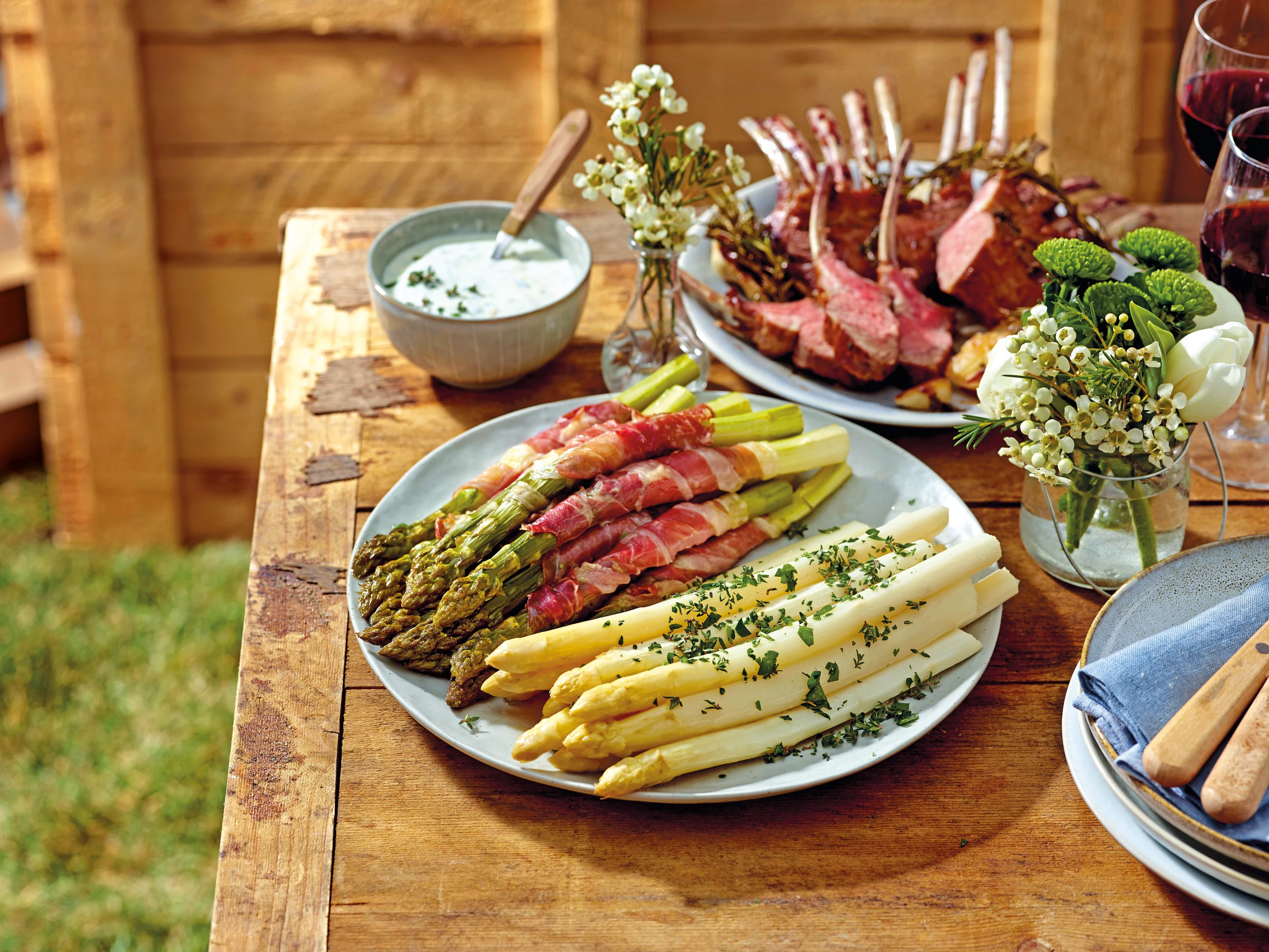 Lammkrone mit Ofenspargel und Zitronen-Joghurtsauce
