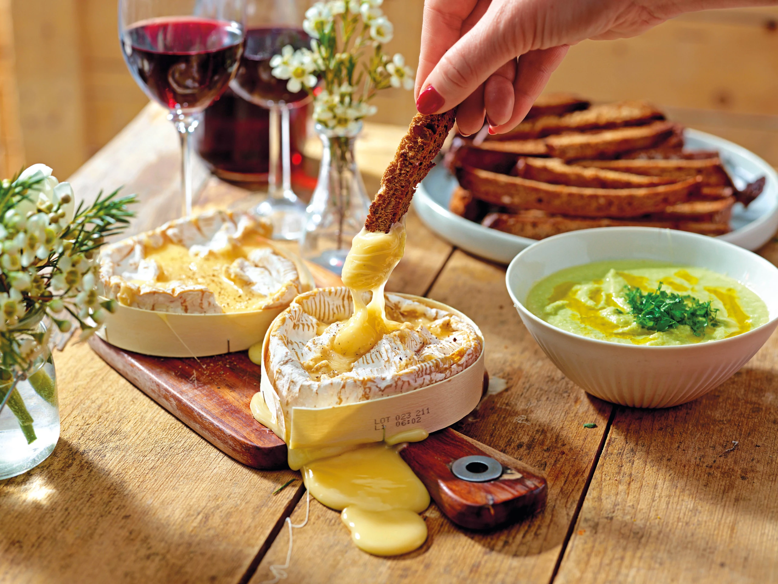 Ofen-Camembert mit Brotsticks und Spargelsalsa
