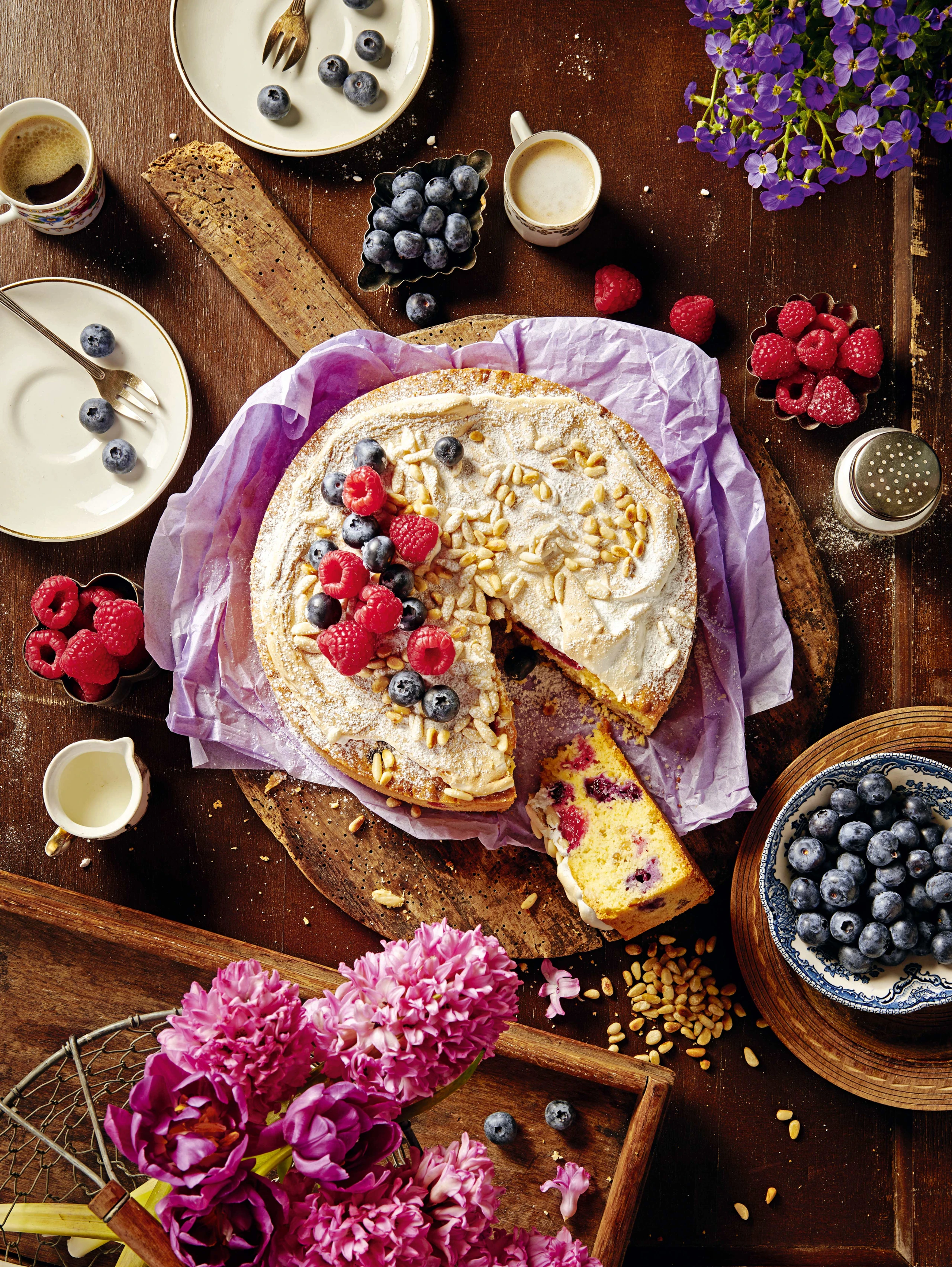 Pignolikuchen mit Beeren