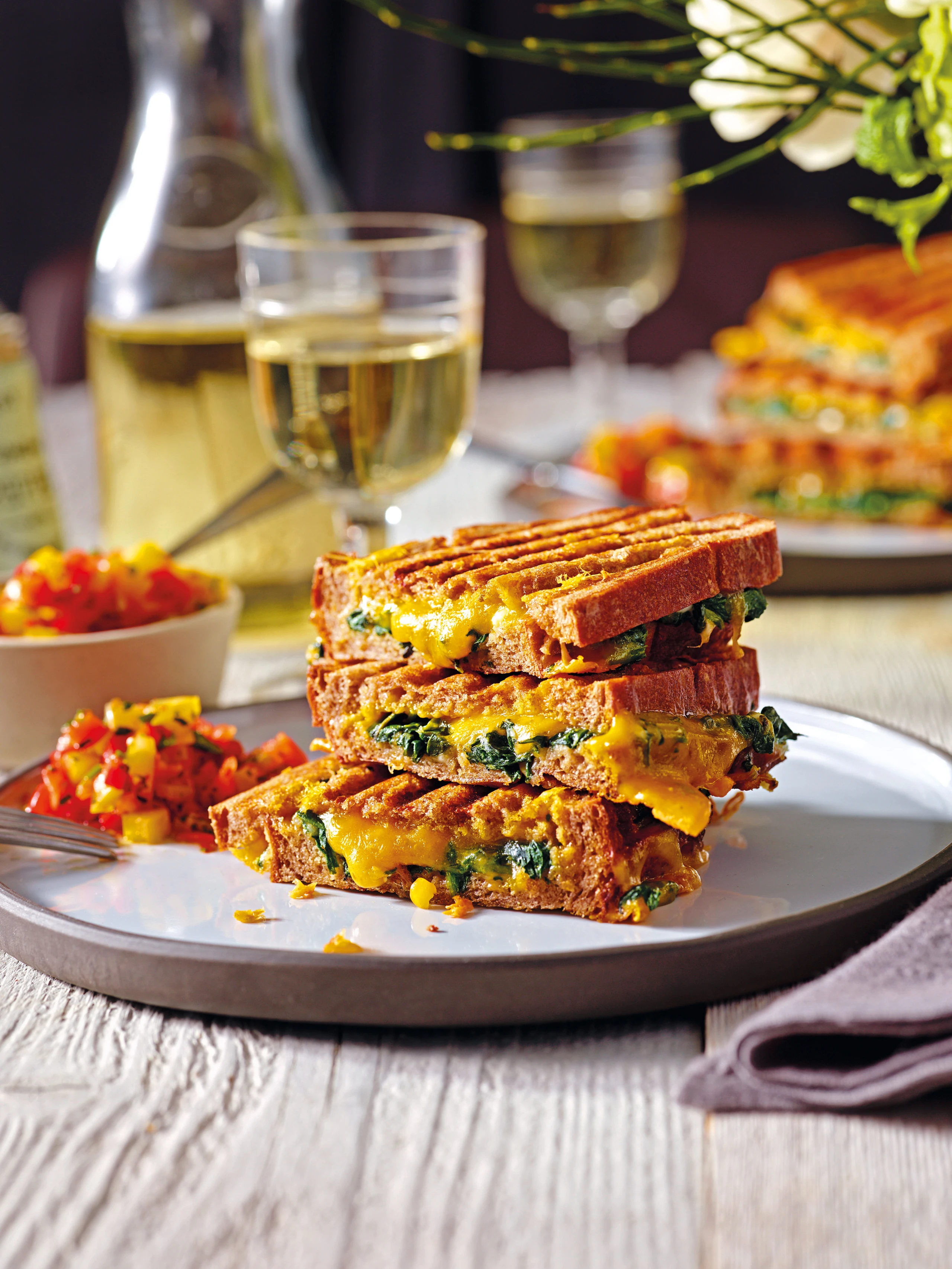 Spinat-Käsesandwich mit Paprika-Chilisalsa