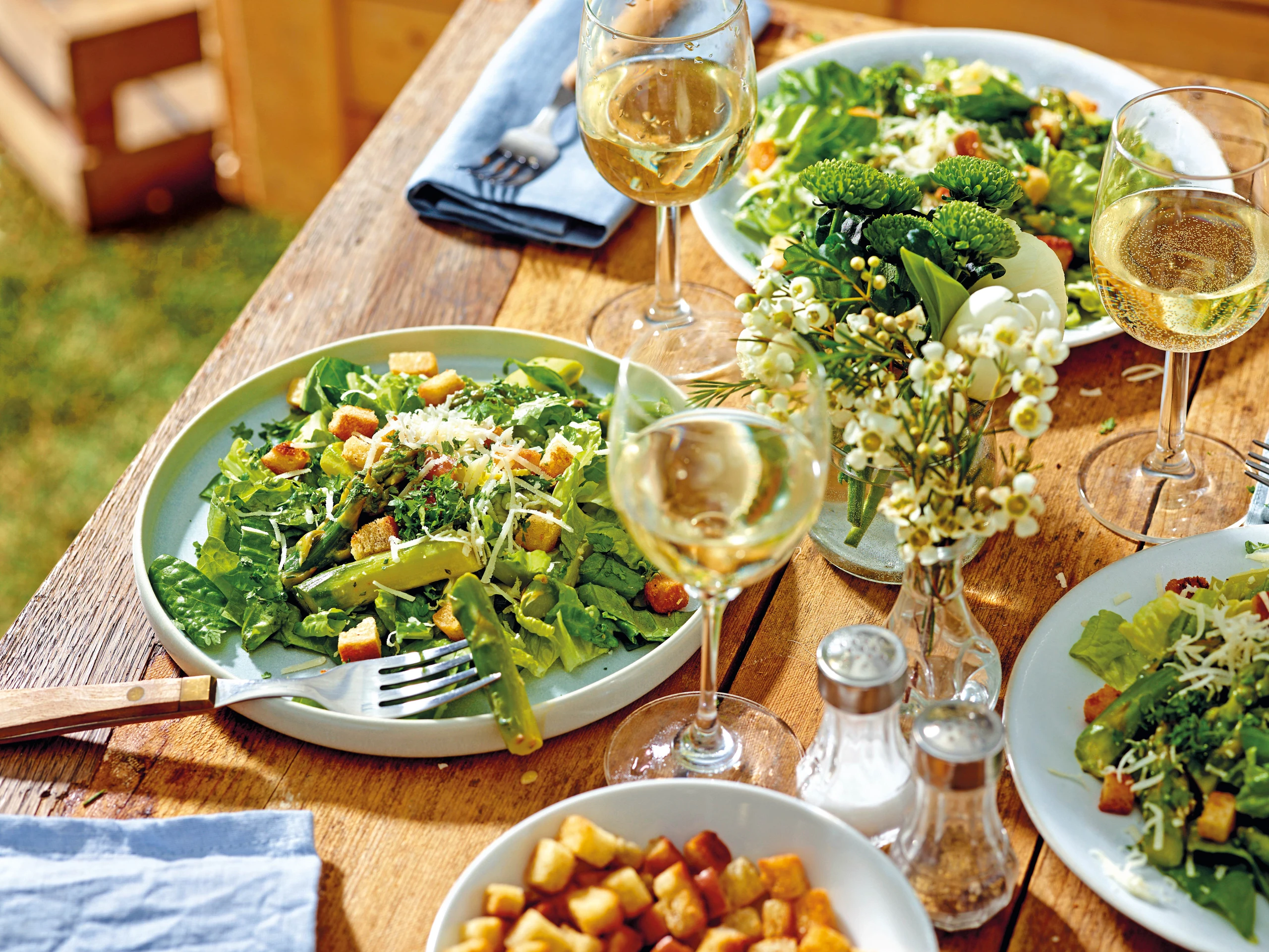 Caesar-Salat mit grünem Spargel