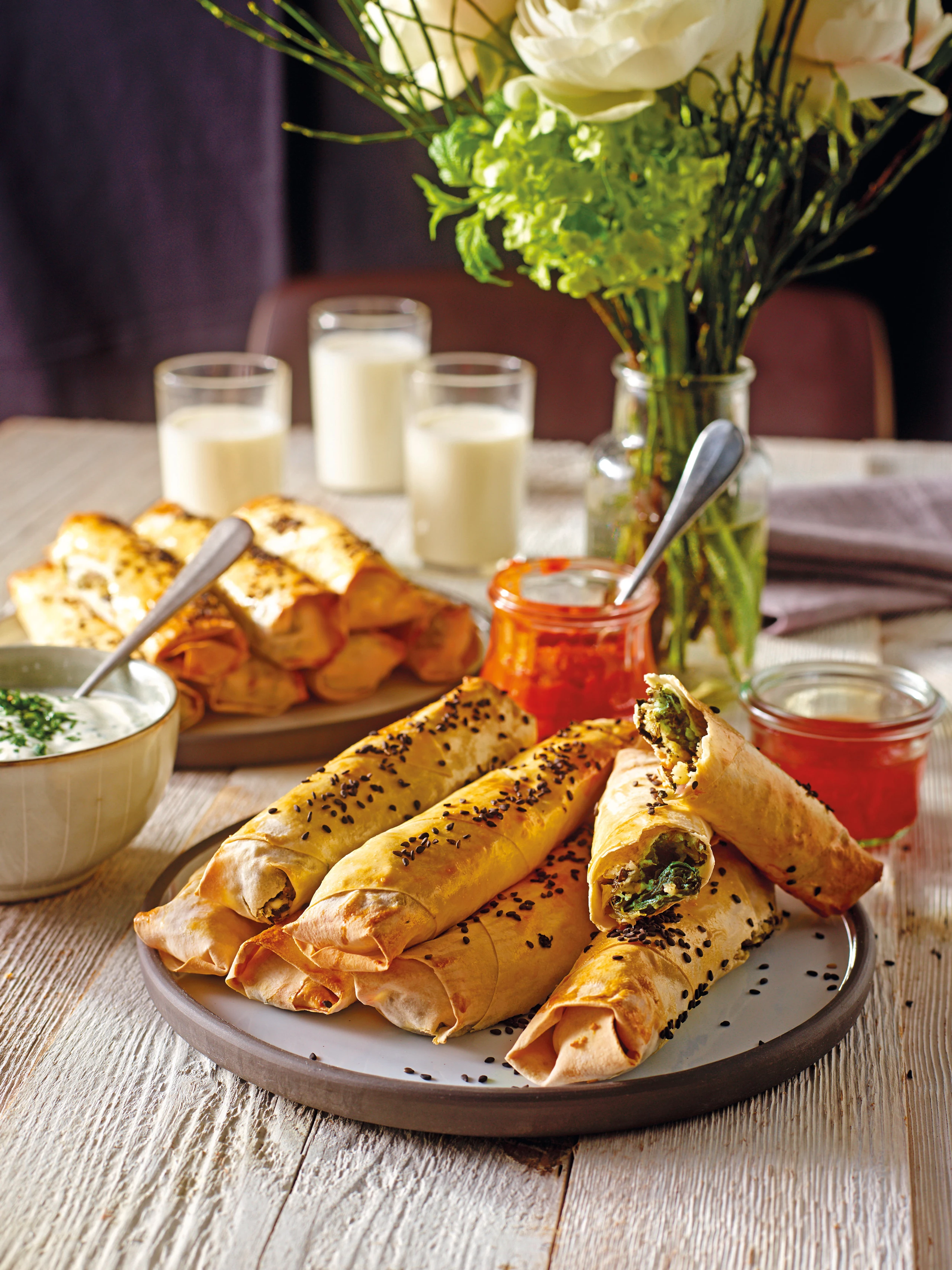 Spinat-Feta-Börek mit Kräuter-Joghurtsauce