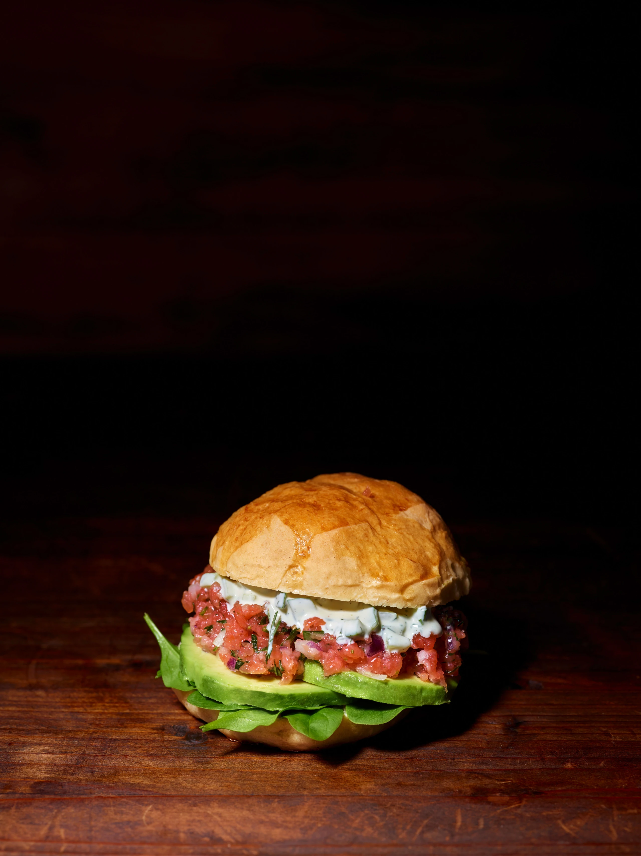 Briocheburger mit Lachsforelle und Gurken-Dill-Mayonnaise