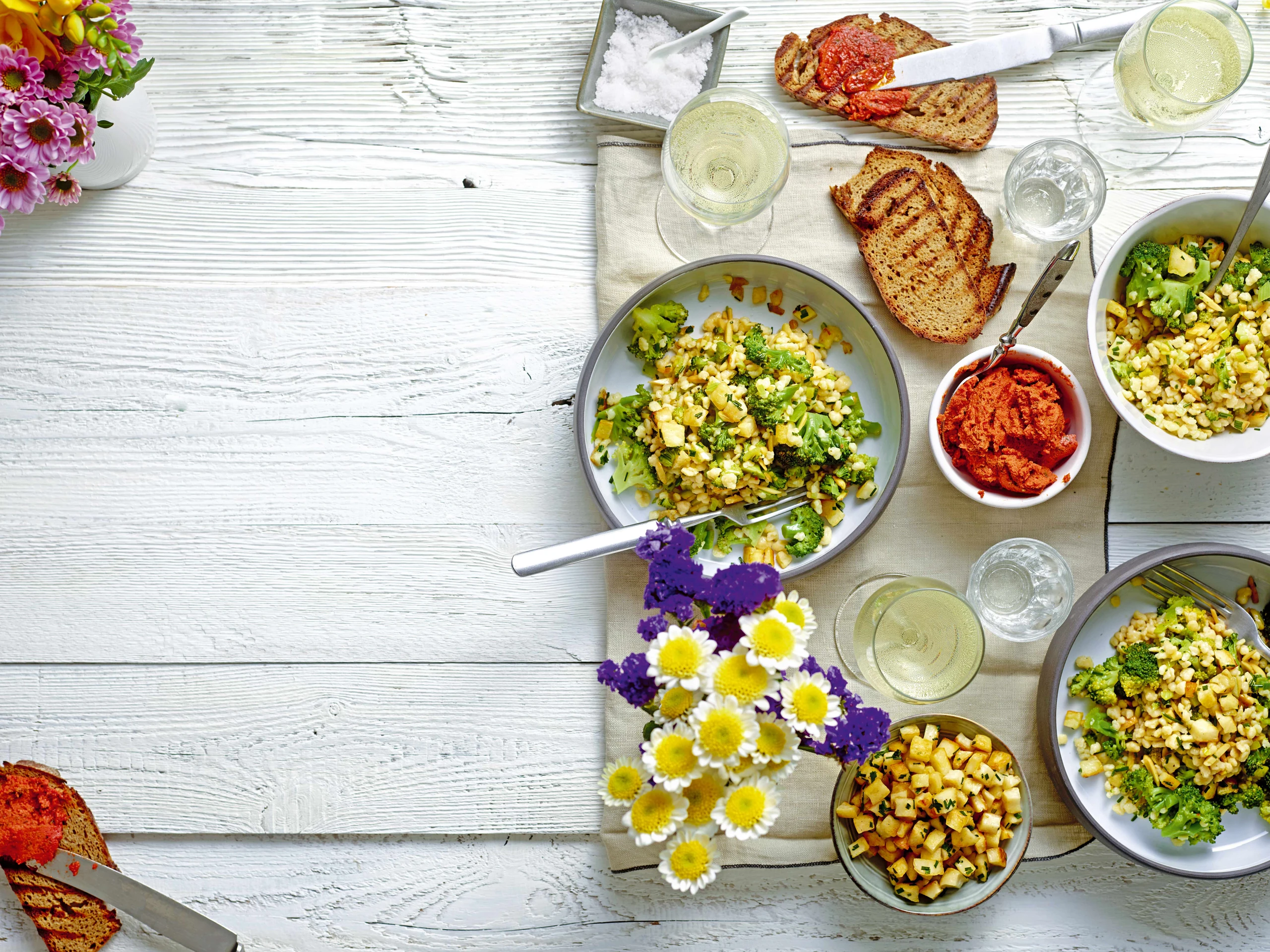 Brokkoli-Tarhonyasalat mit Halloumi