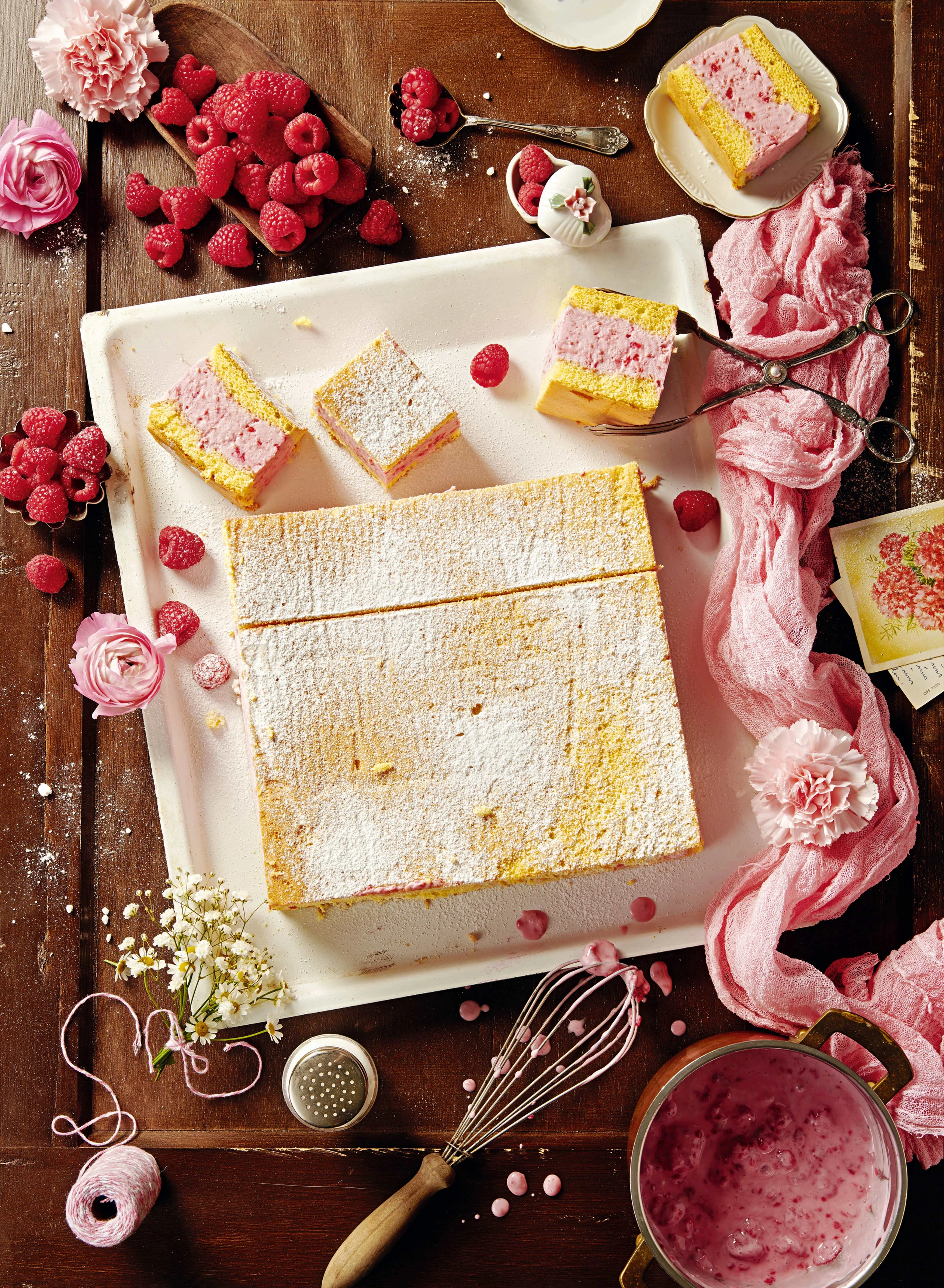 Biskuit-Topfentorte mit Himbeermousse