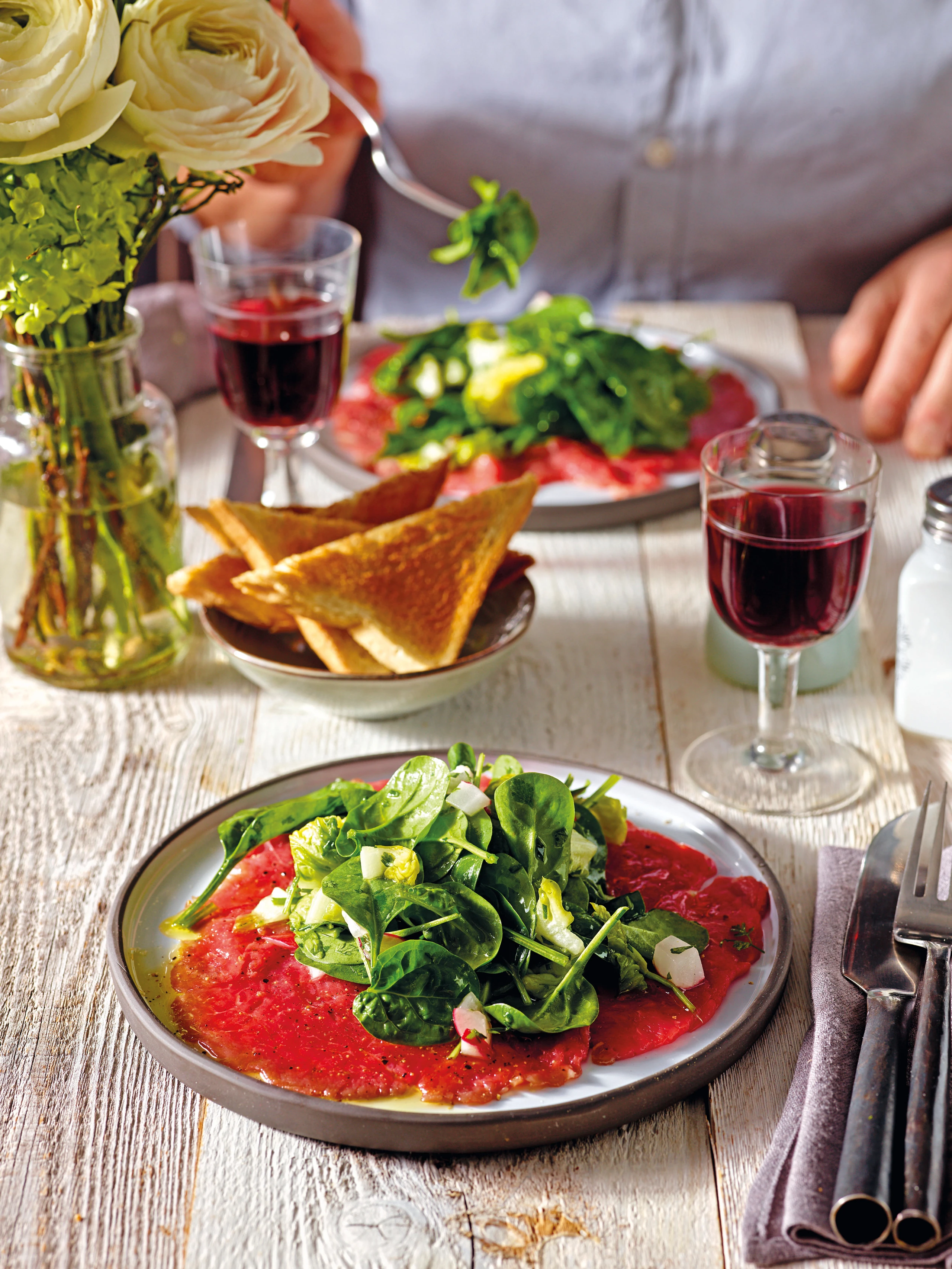 Carpaccio vom Rind mit Spinat-Kräutersalat