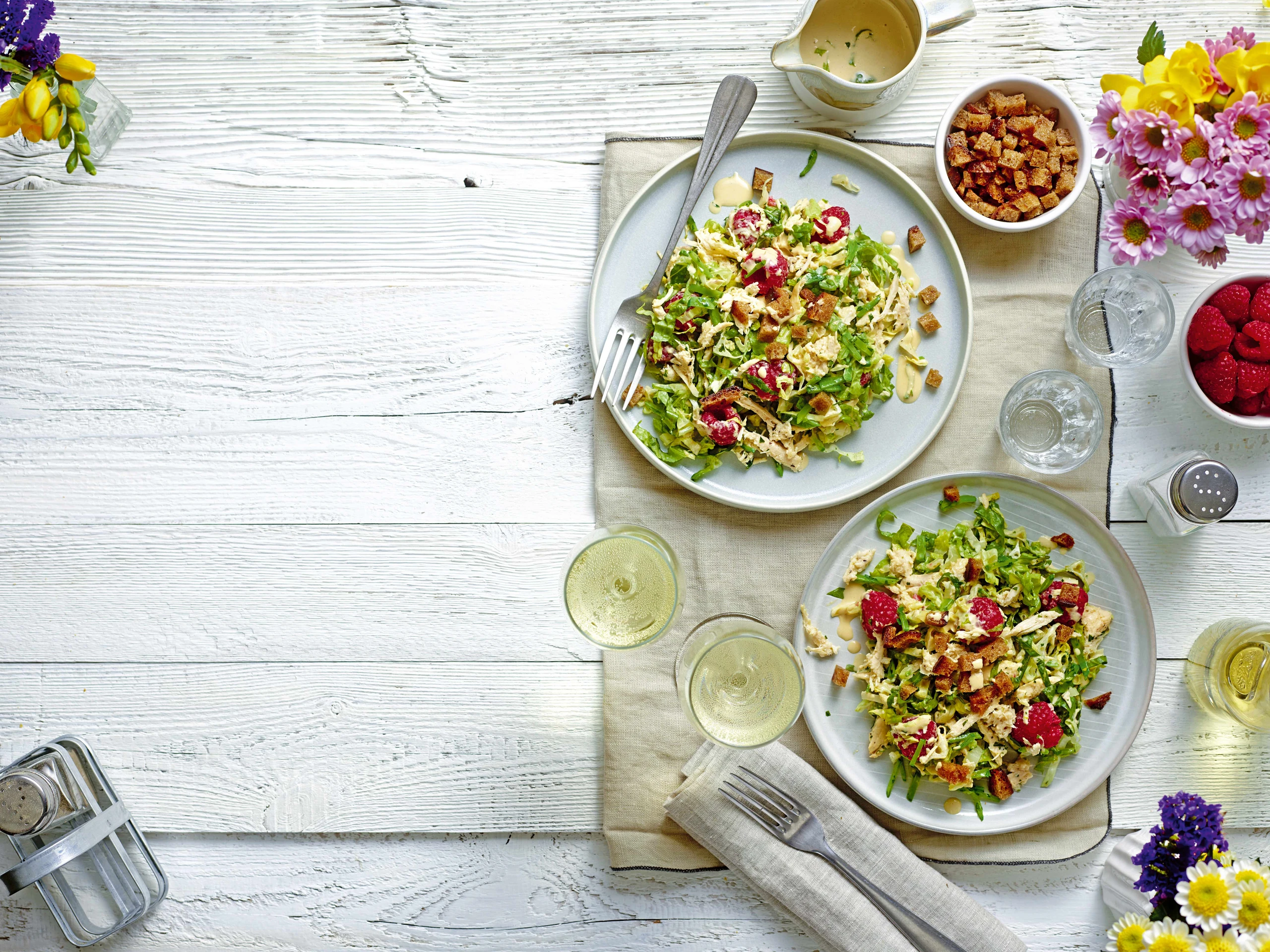 Hendlsalat mit Kaiserschoten und Himbeeren