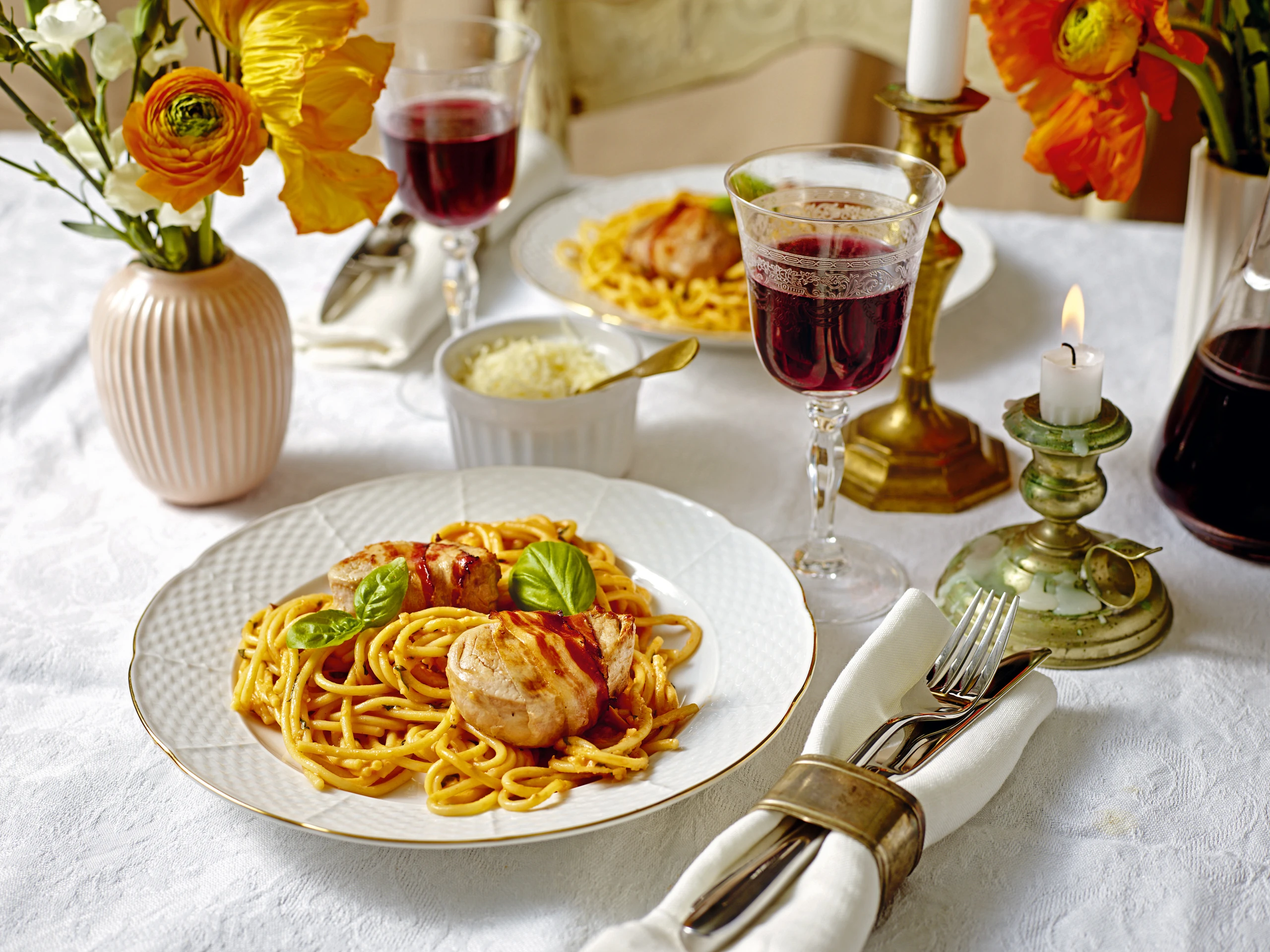 Schweinsmedaillons im Speckmantel mit Paradeis-Champignonpasta