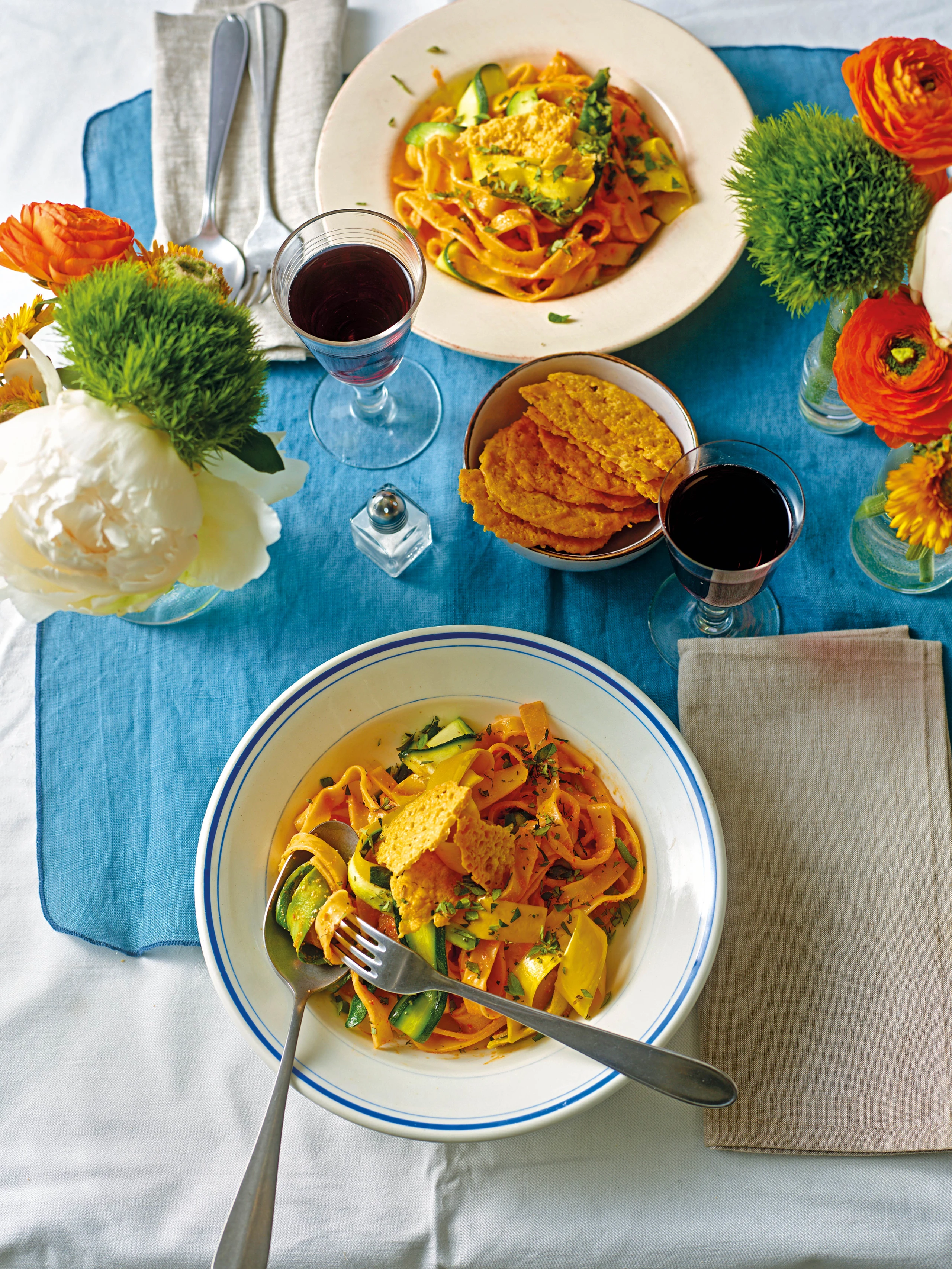 Tagliatelle mit Zucchini und Paprika-Erdnusssauce