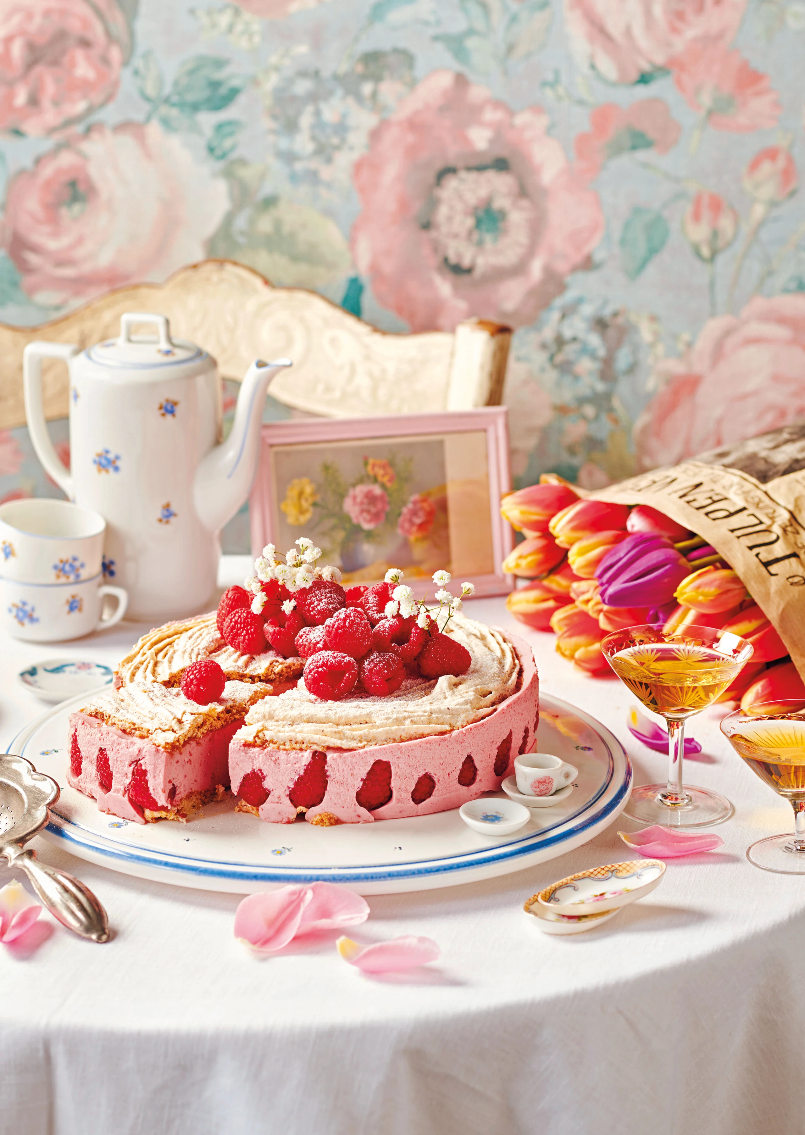 Haselnuss-Dacquoise mit Himbeer-Bavaroise