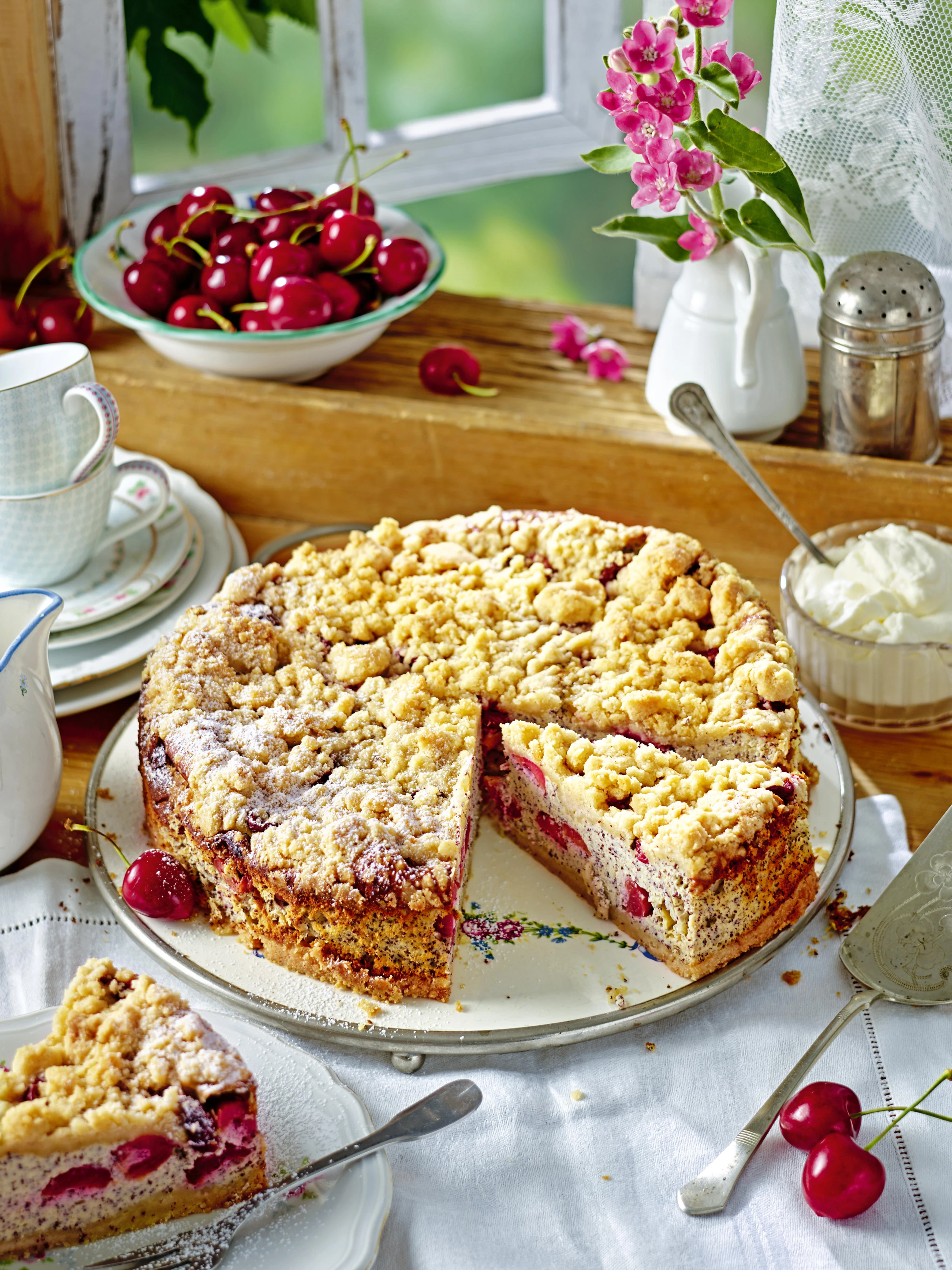 Streusel-Topfentorte mit Mohn und Kirschen