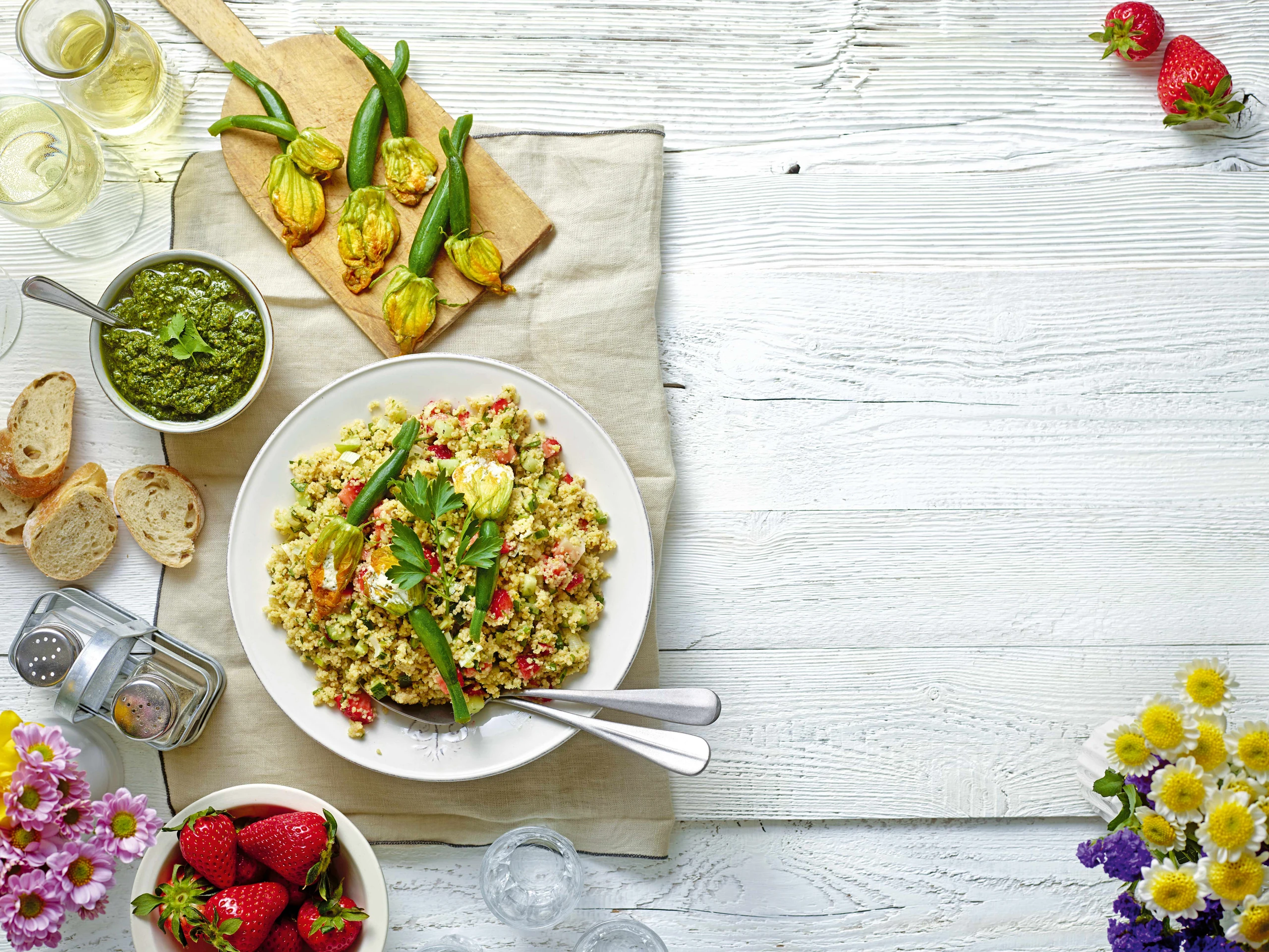 Tabouleh mit Erdbeeren und gefüllten Zucchiniblüten