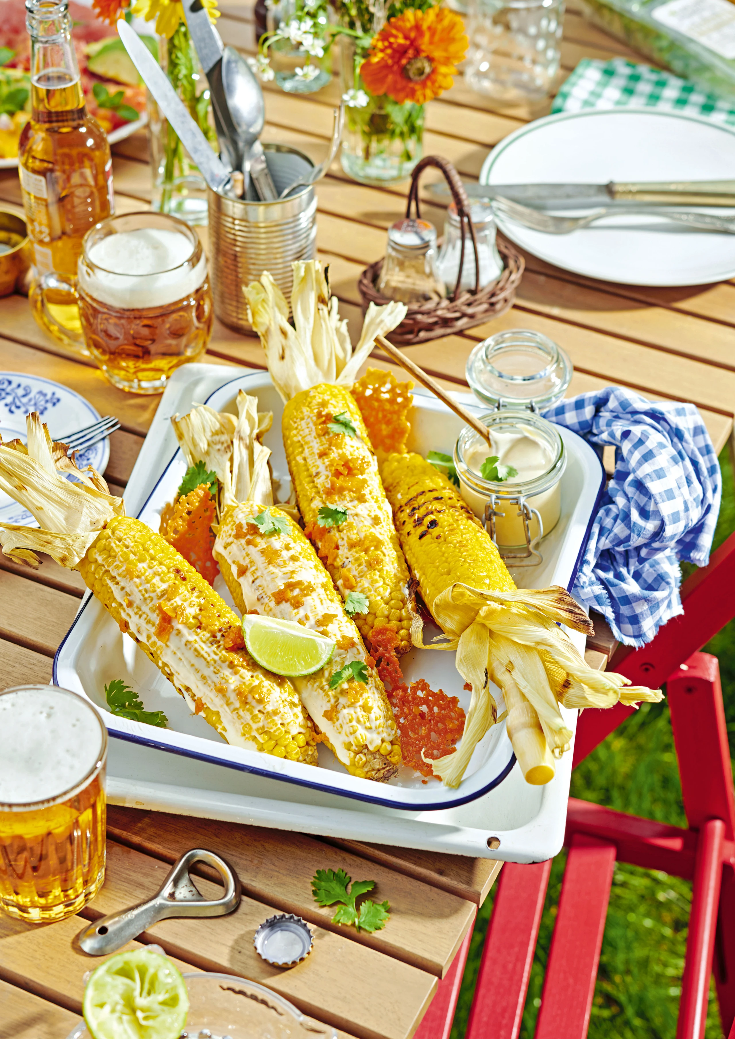 Maiskolben mit Sriracha-Aioli und Cheddar-Bröseln