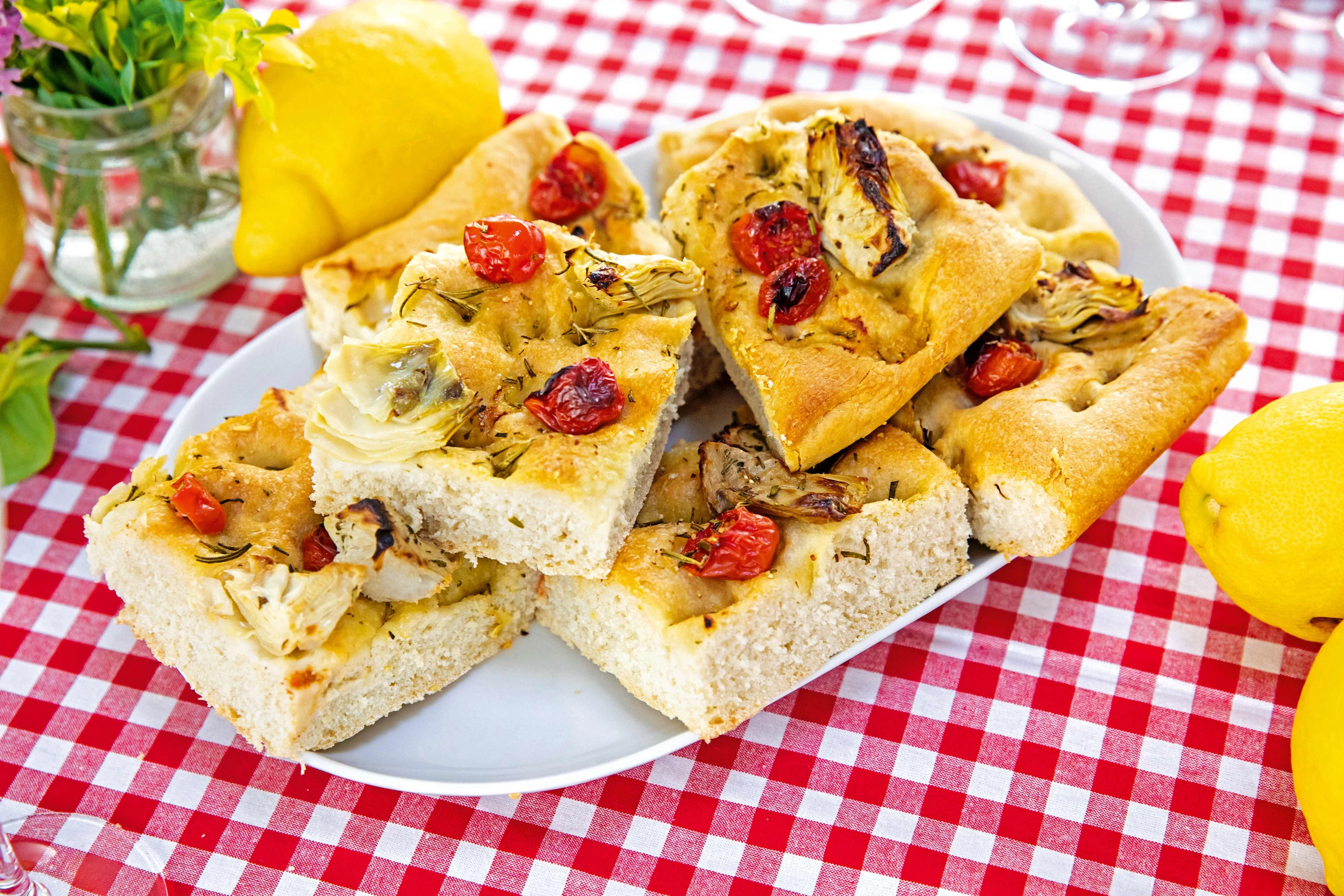 Focaccia mit Artischocken, Kirschparadeisern und Rosmarin