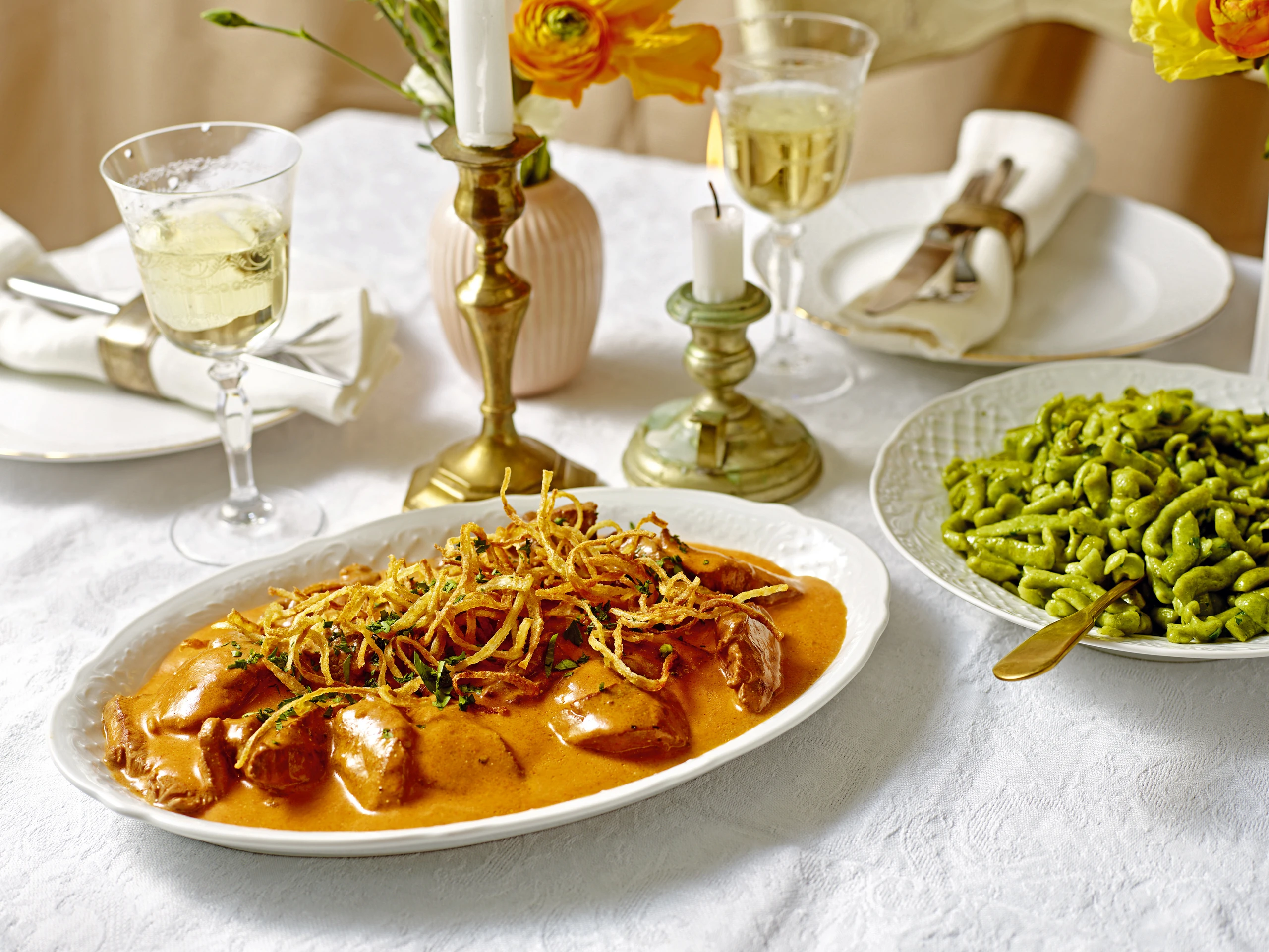 Rindsgeschnetzeltes in Paprikasauce mit Spinatnockerln