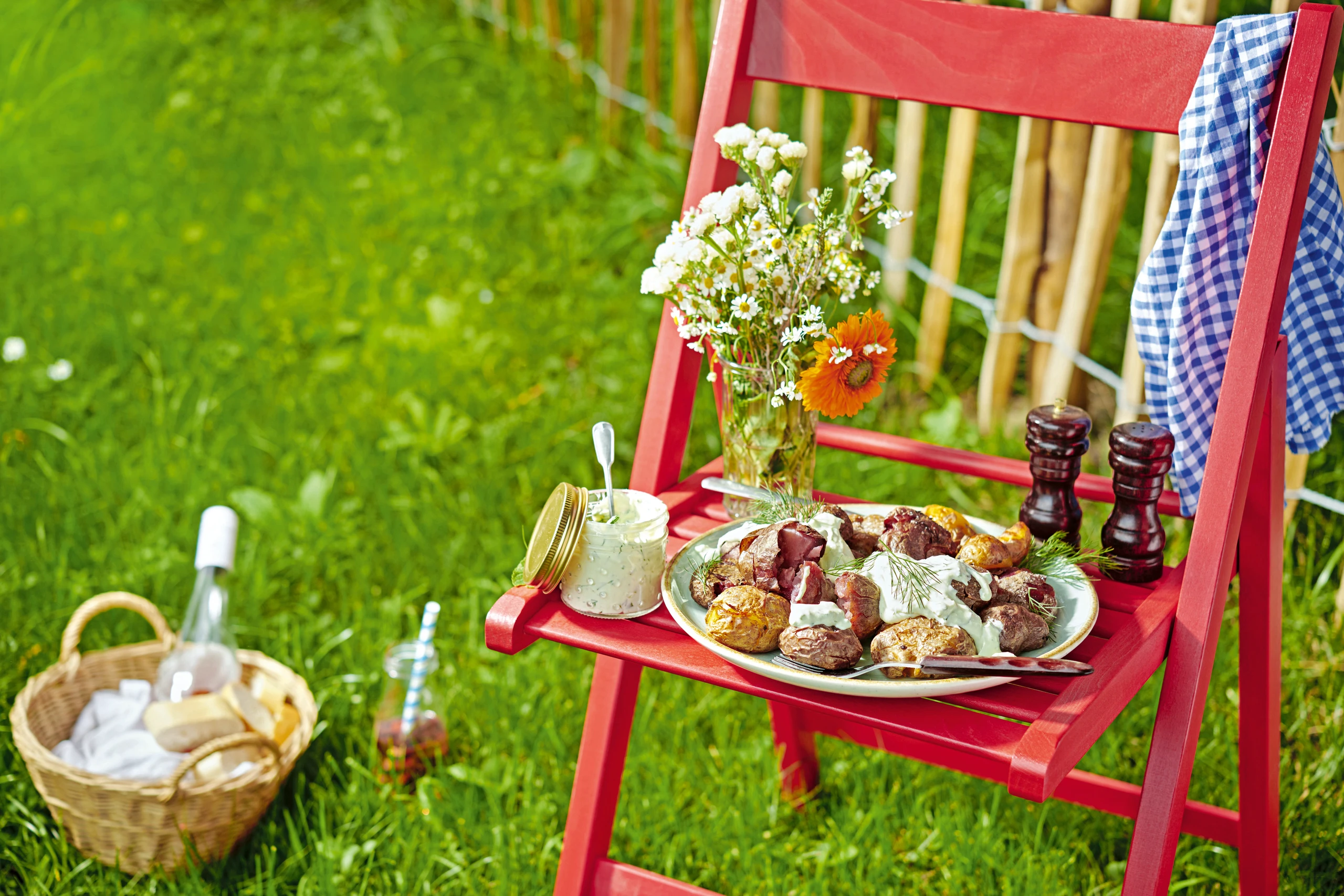 Grill-Erdäpfel Salat mit cremigem Feta-Dill-Dressing