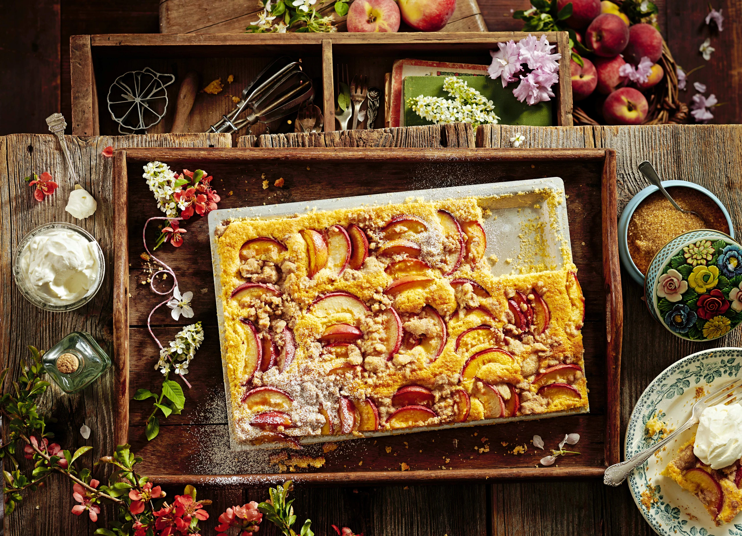 Buttermilch-Blechkuchen mit Nüssen und Pfirsichen