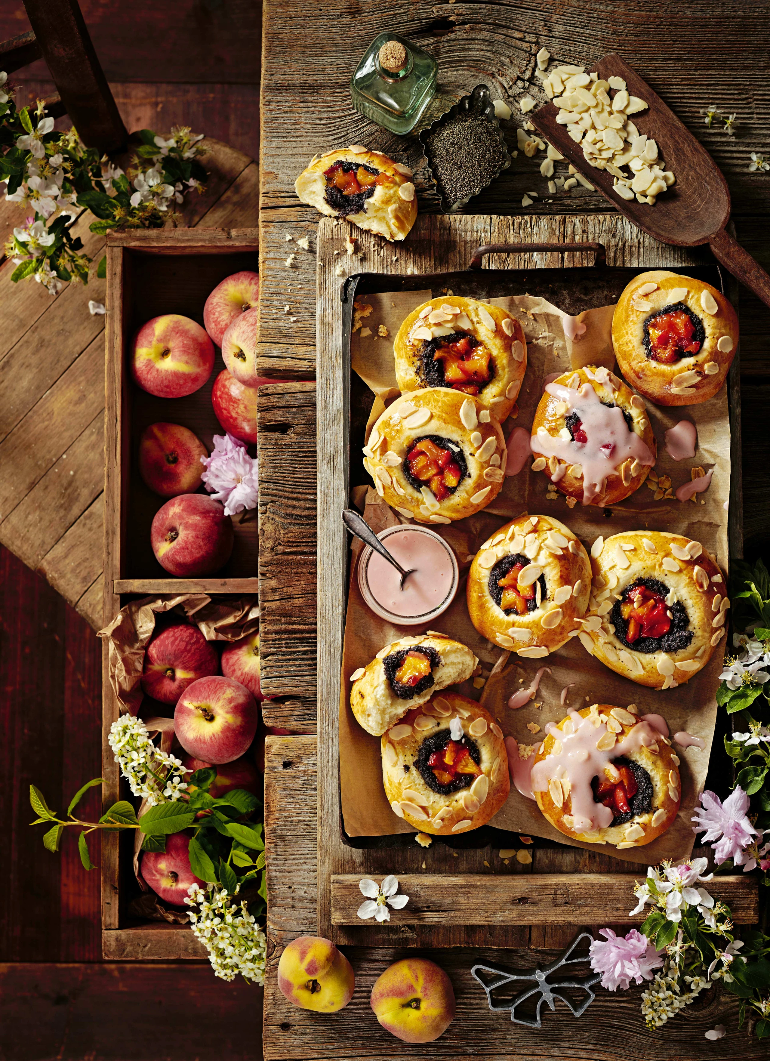 Tschechische Kolaches mit Mohn und Pfirsichen