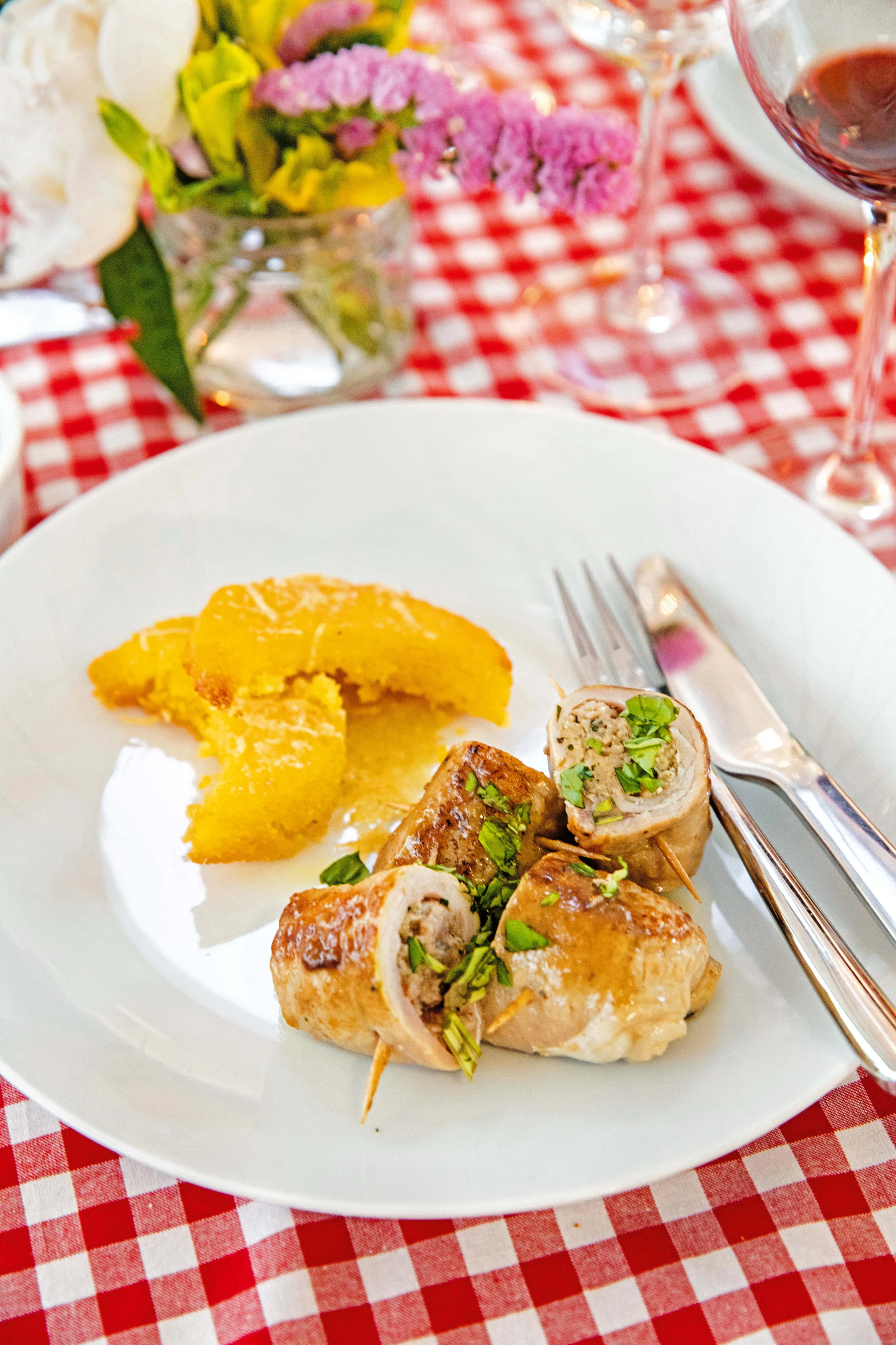 Involtini mit Salsiccia und Gnocchi alla romana