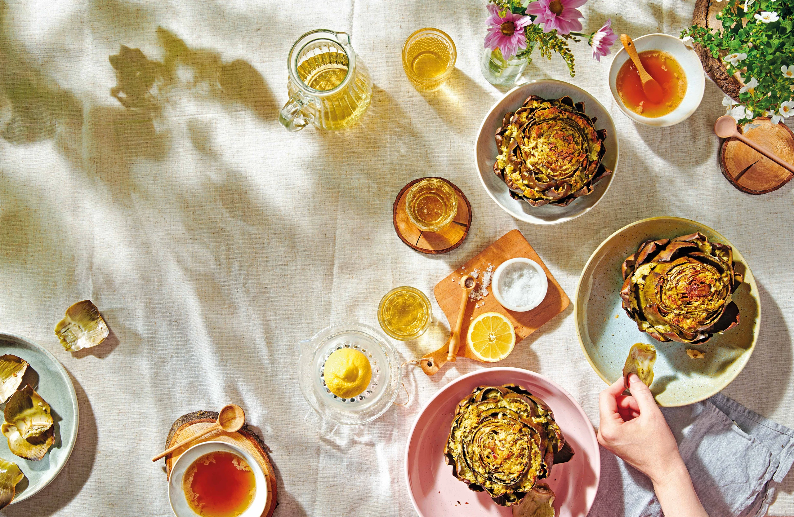 Gefüllte Artischocke mit brauner Zitronenbutter