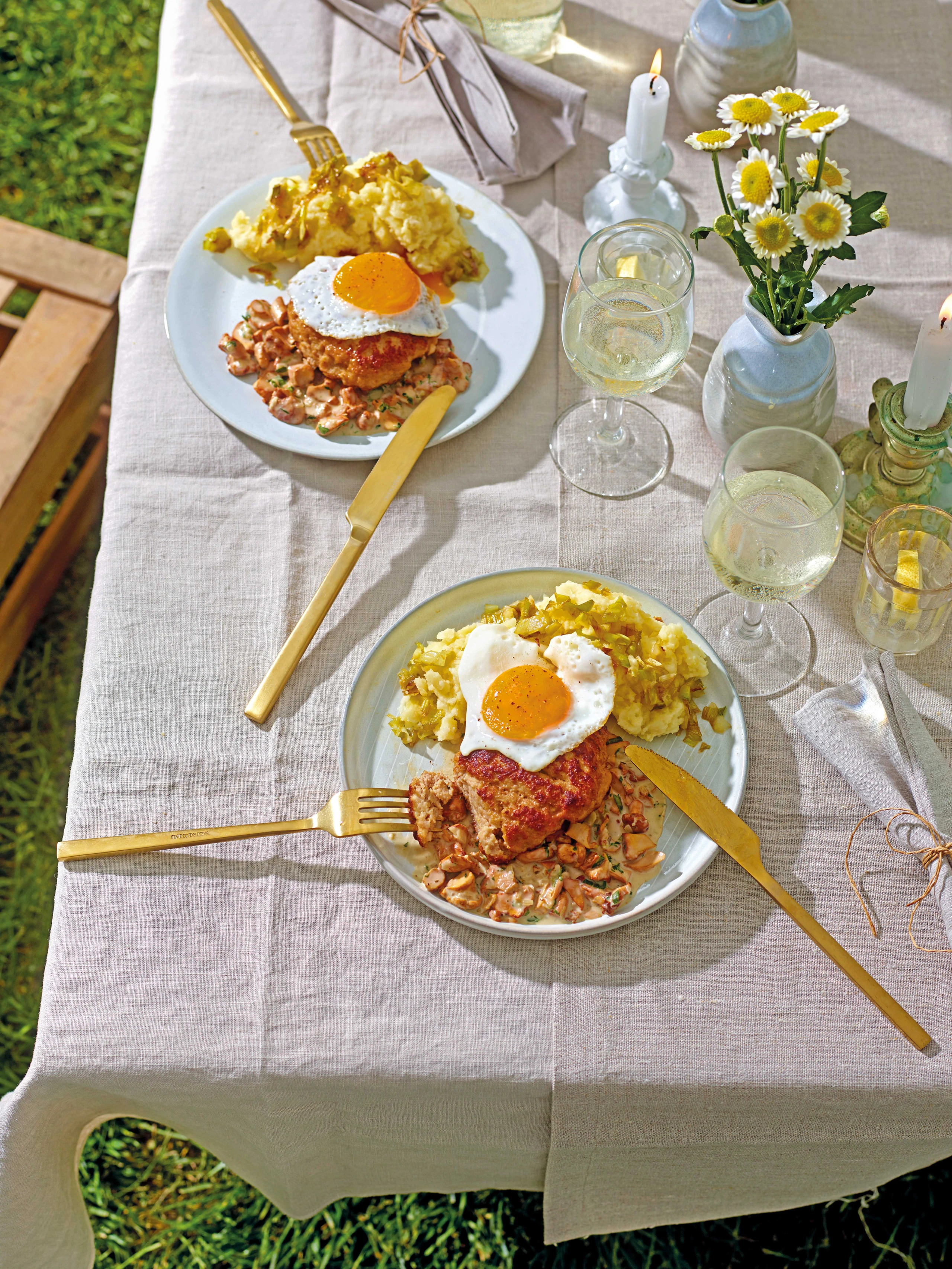 Kalbsbutterschnitzel mit Eierschwammerlsauce und Püree